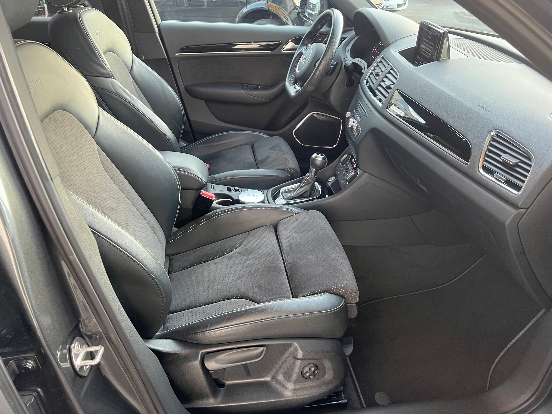 AUDI Q3 2.0 TDI sport S-Line 4x4 S-tronic *** Navigation * Teilleder * AHK 2000 kg. * frisch ab MFK * 1 Jahr Garantie möglich **-image-21