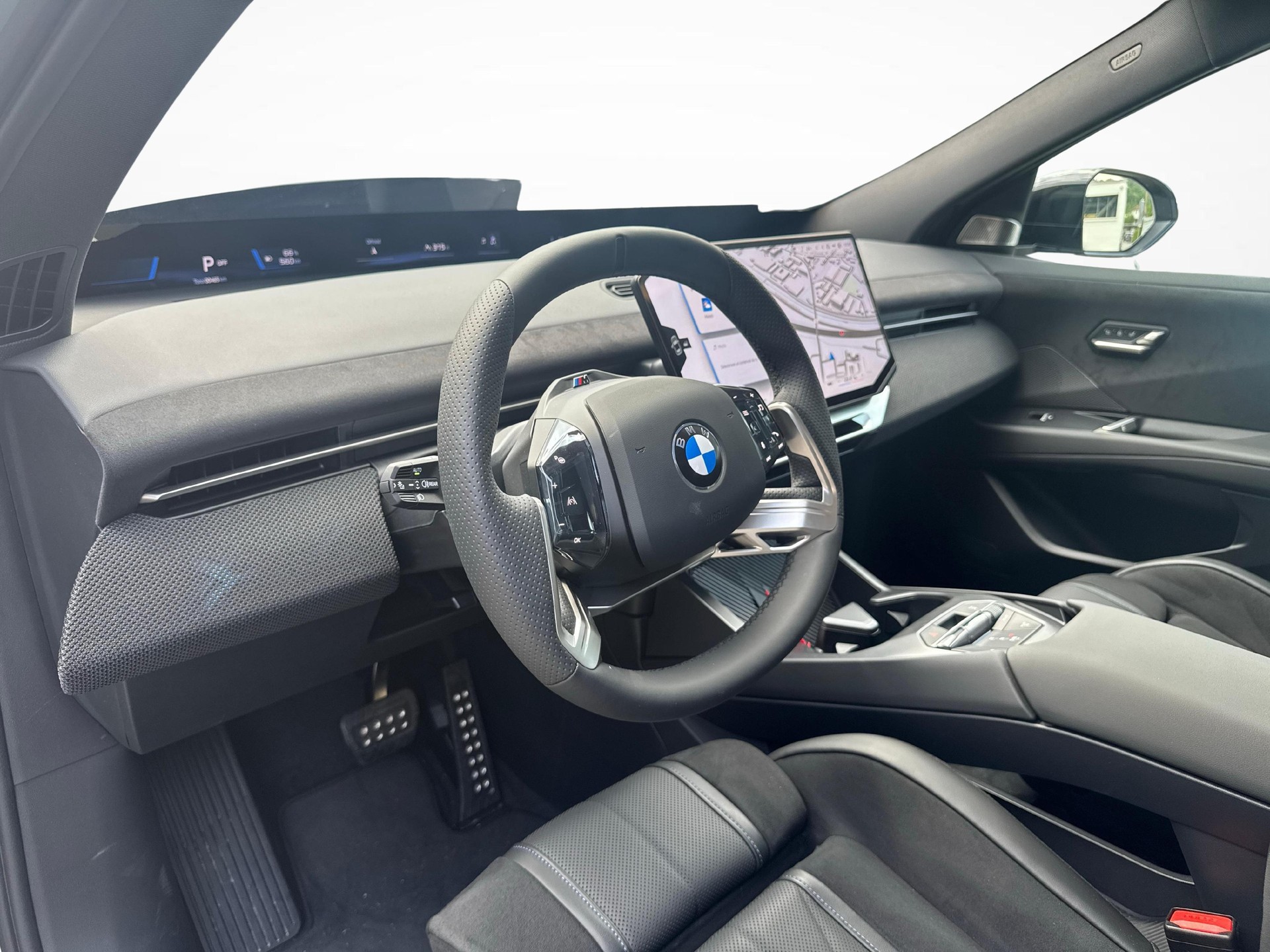 BMW iX3 50 xDrive-image-12