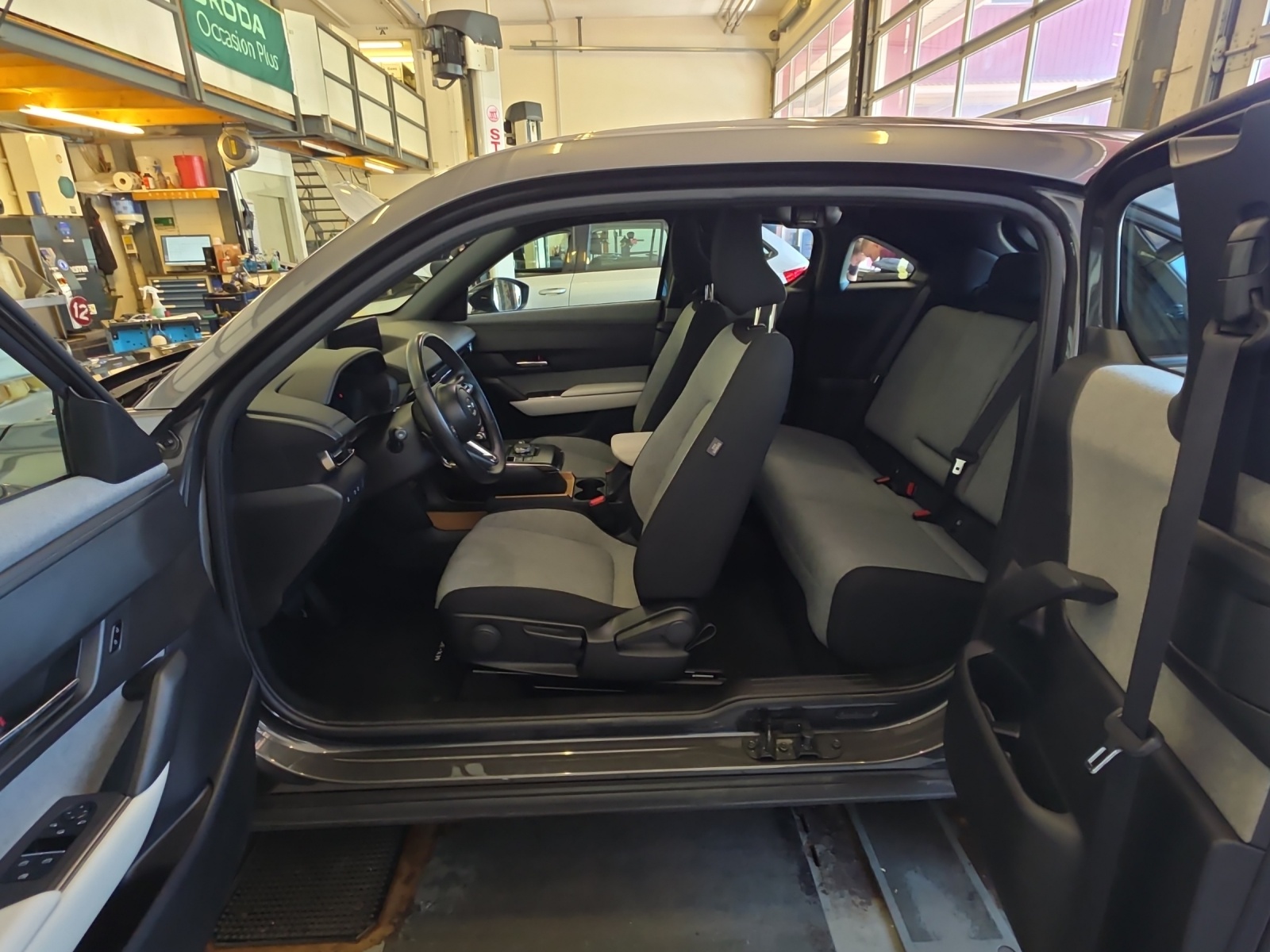 MAZDA MX-30 e-Skyactiv Ambition Plus-image-13