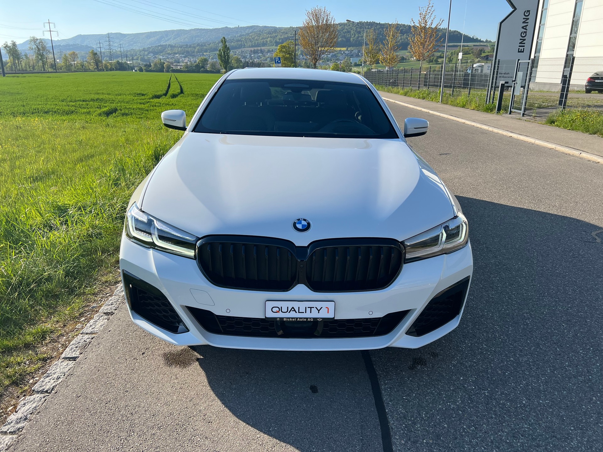 BMW 520d xDrive 48V- M Sport - Steptronic- 360°-Kamera-showroom-element-2