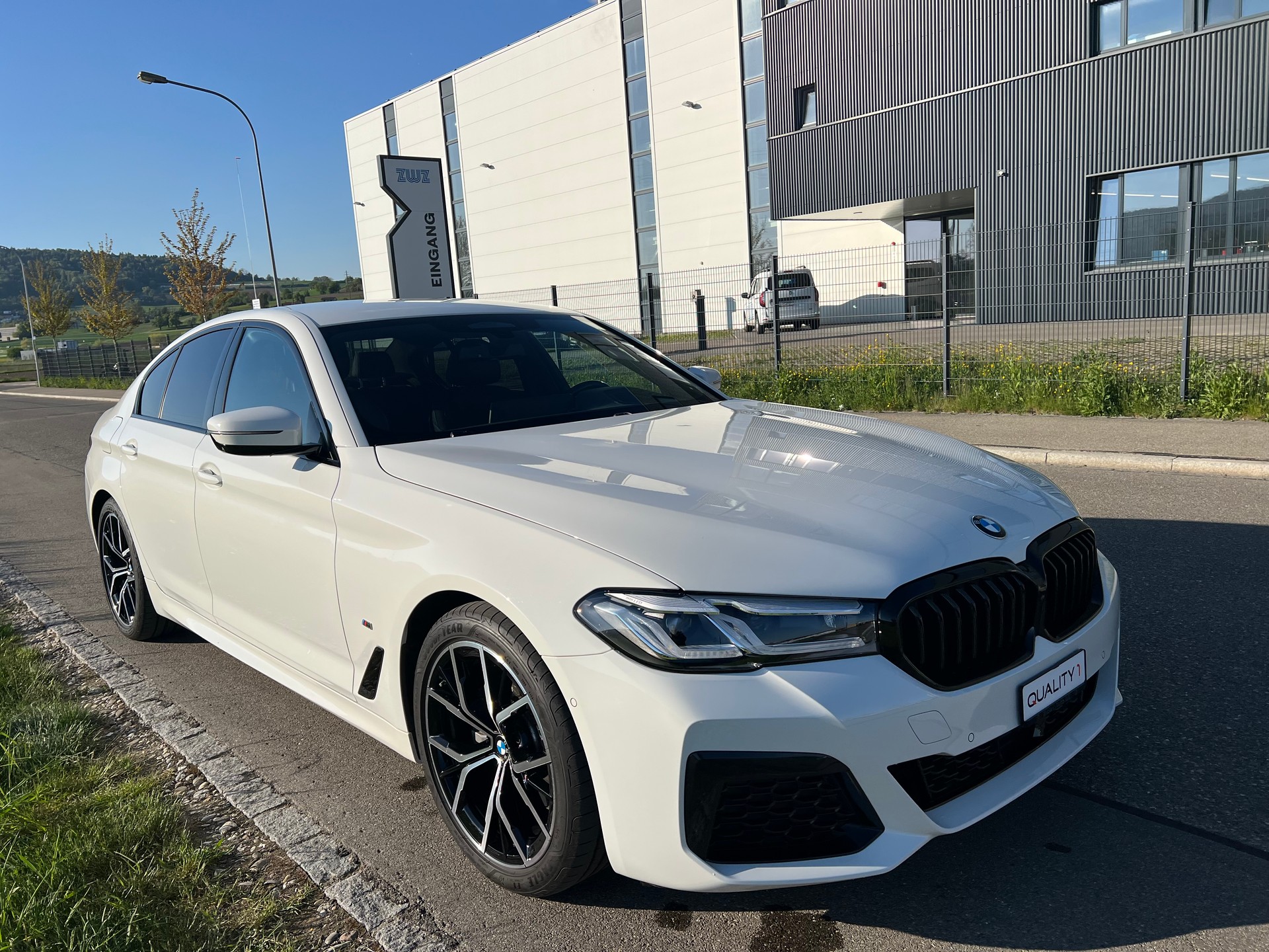 BMW 520d xDrive 48V- M Sport - Steptronic- 360°-Kamera-showroom-element-3