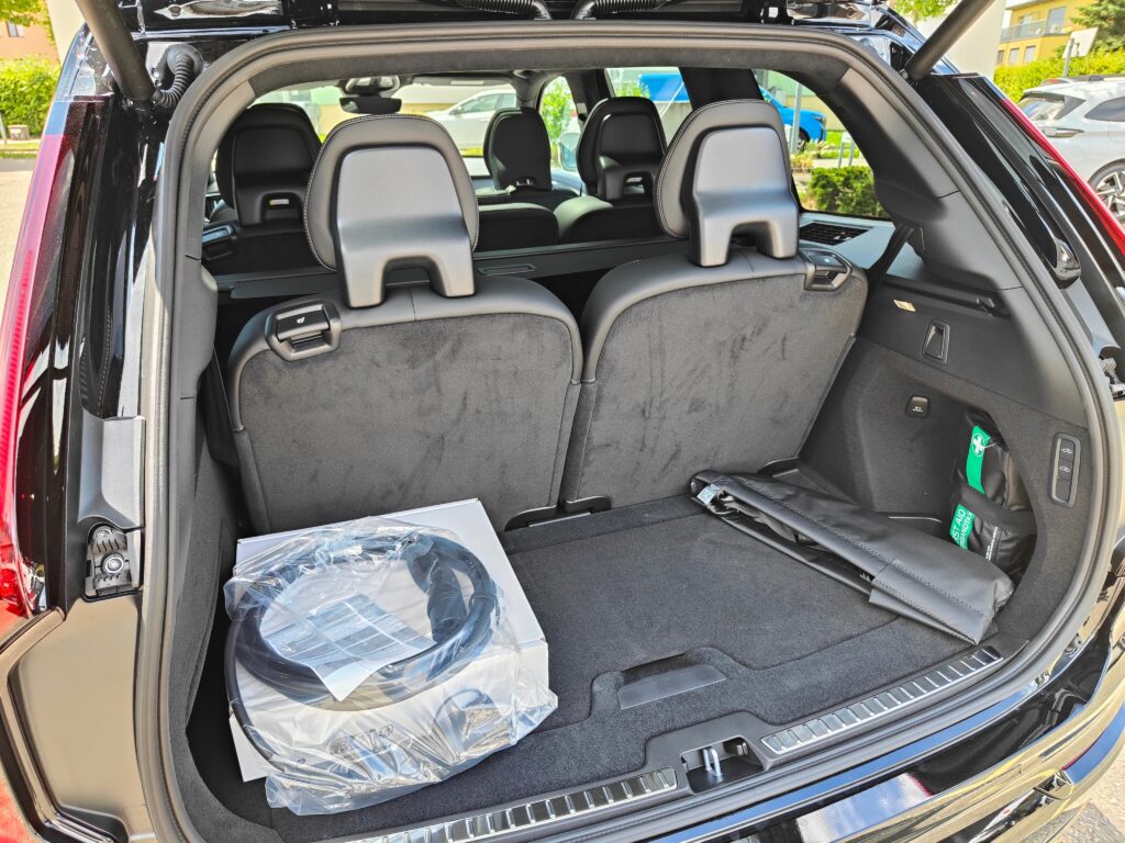 VOLVO XC90 2.0 T8 TE Black Edition eAWD-image-6