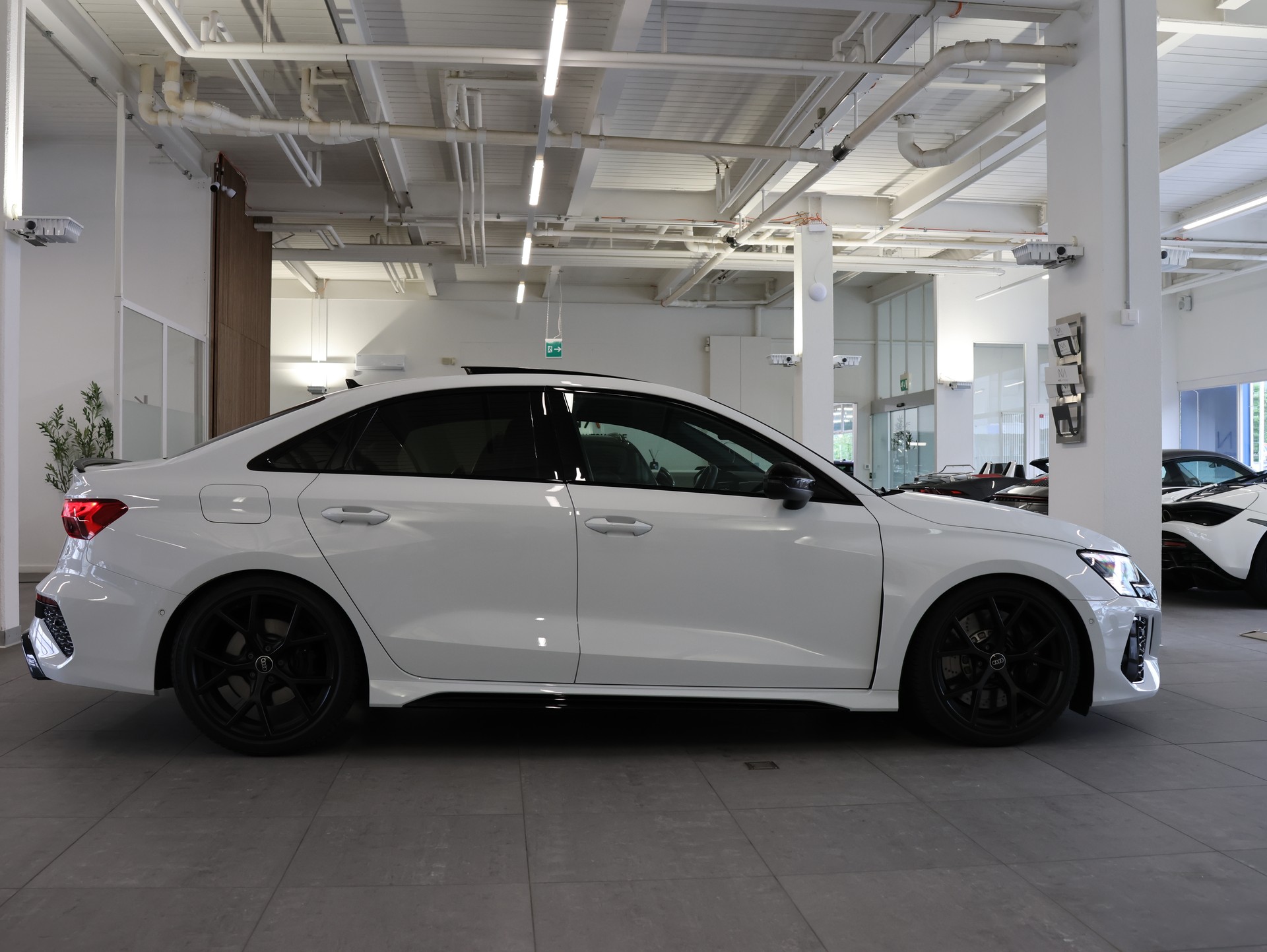 AUDI RS3 Limousine 2.5 TSI quattro S-tronic *Panorama*Matrix-LED*Ambientebeleuchtung*-image-7