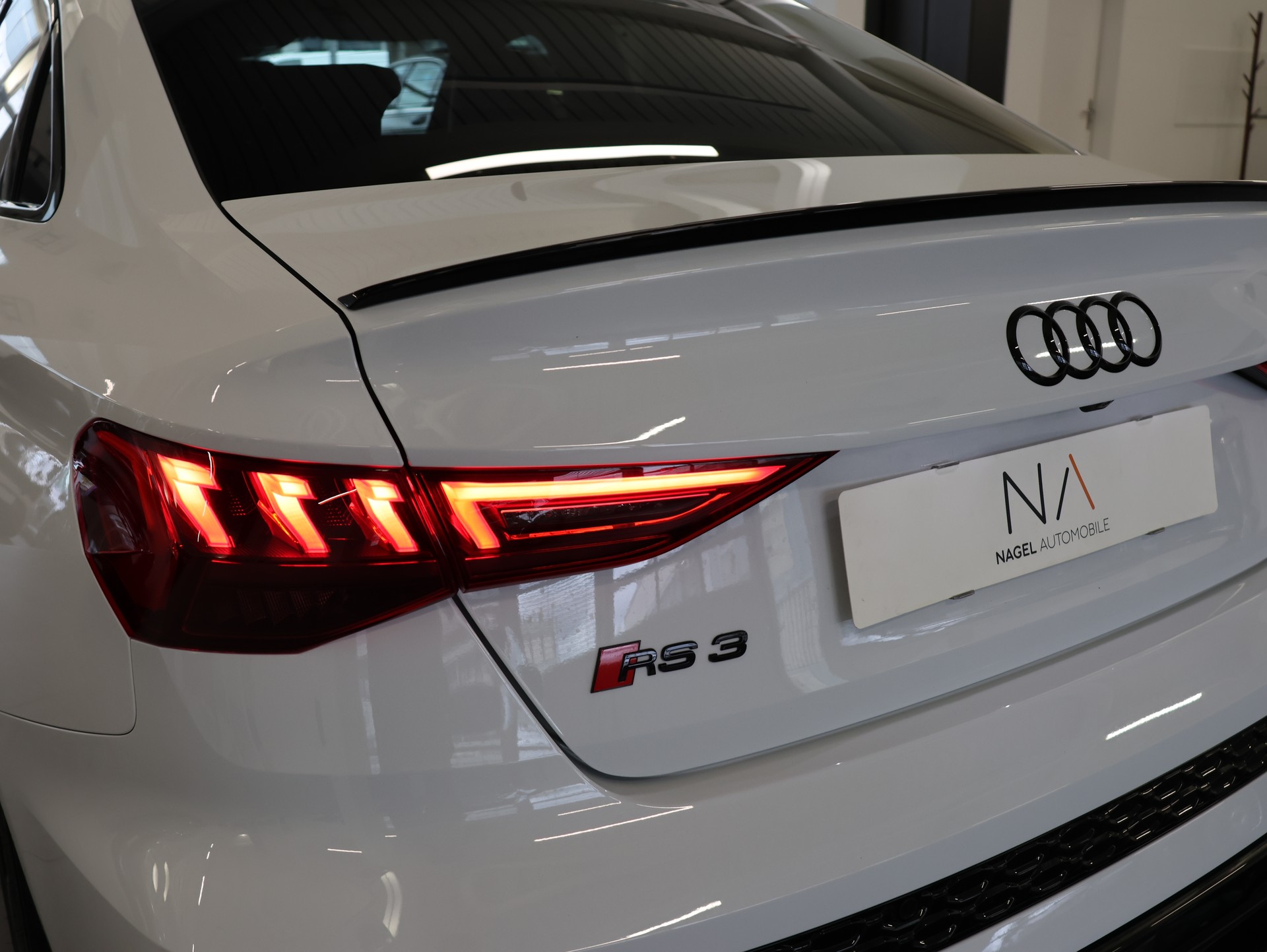 AUDI RS3 Limousine 2.5 TSI quattro S-tronic *Panorama*Matrix-LED*Ambientebeleuchtung*-image-9