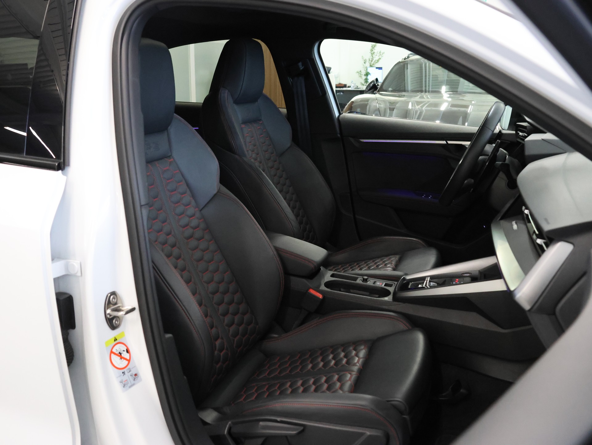 AUDI RS3 Limousine 2.5 TSI quattro S-tronic *Panorama*Matrix-LED*Ambientebeleuchtung*-image-13
