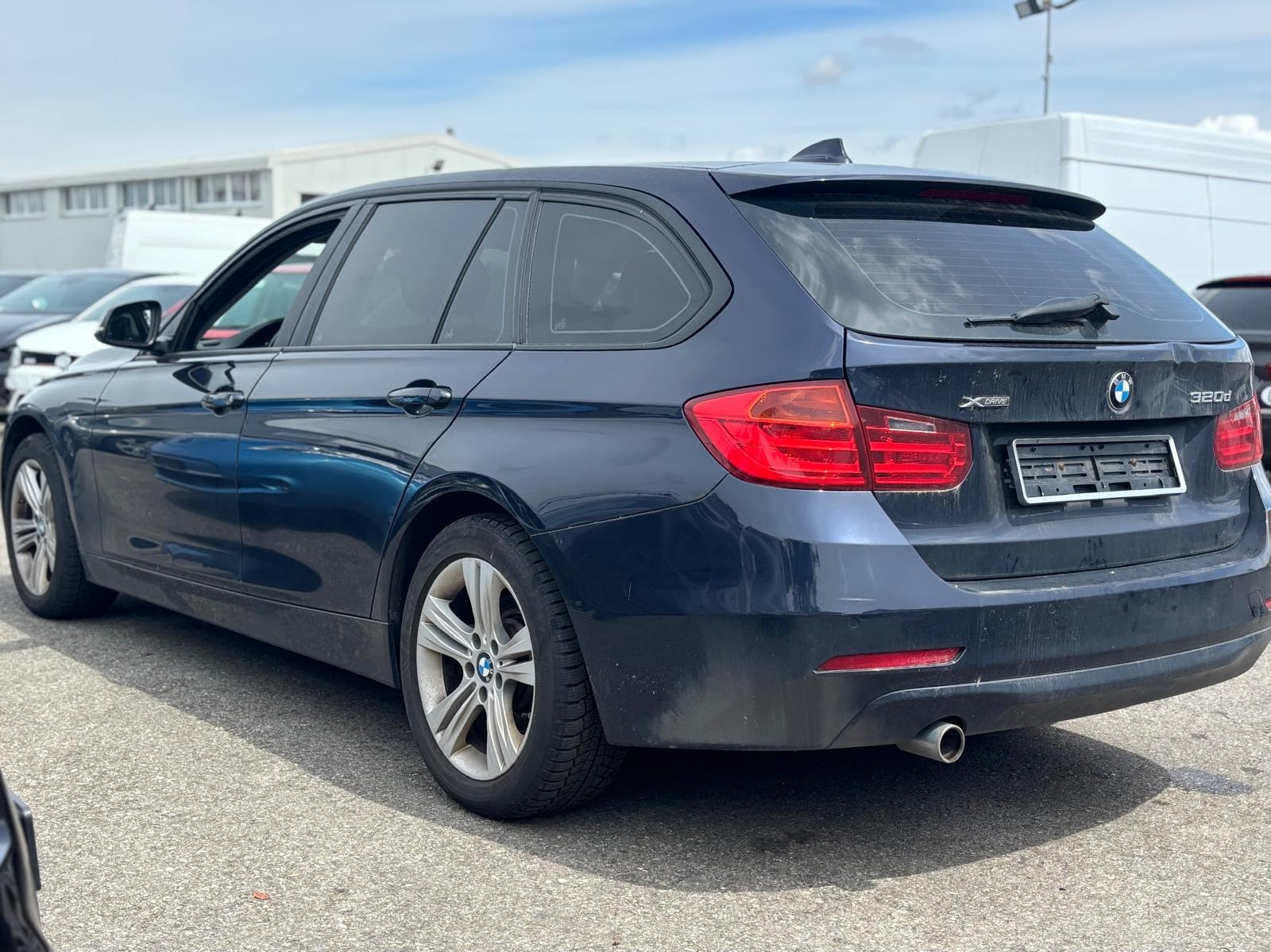 BMW 320d xDrive Touring Sport Line Steptronic-image-4