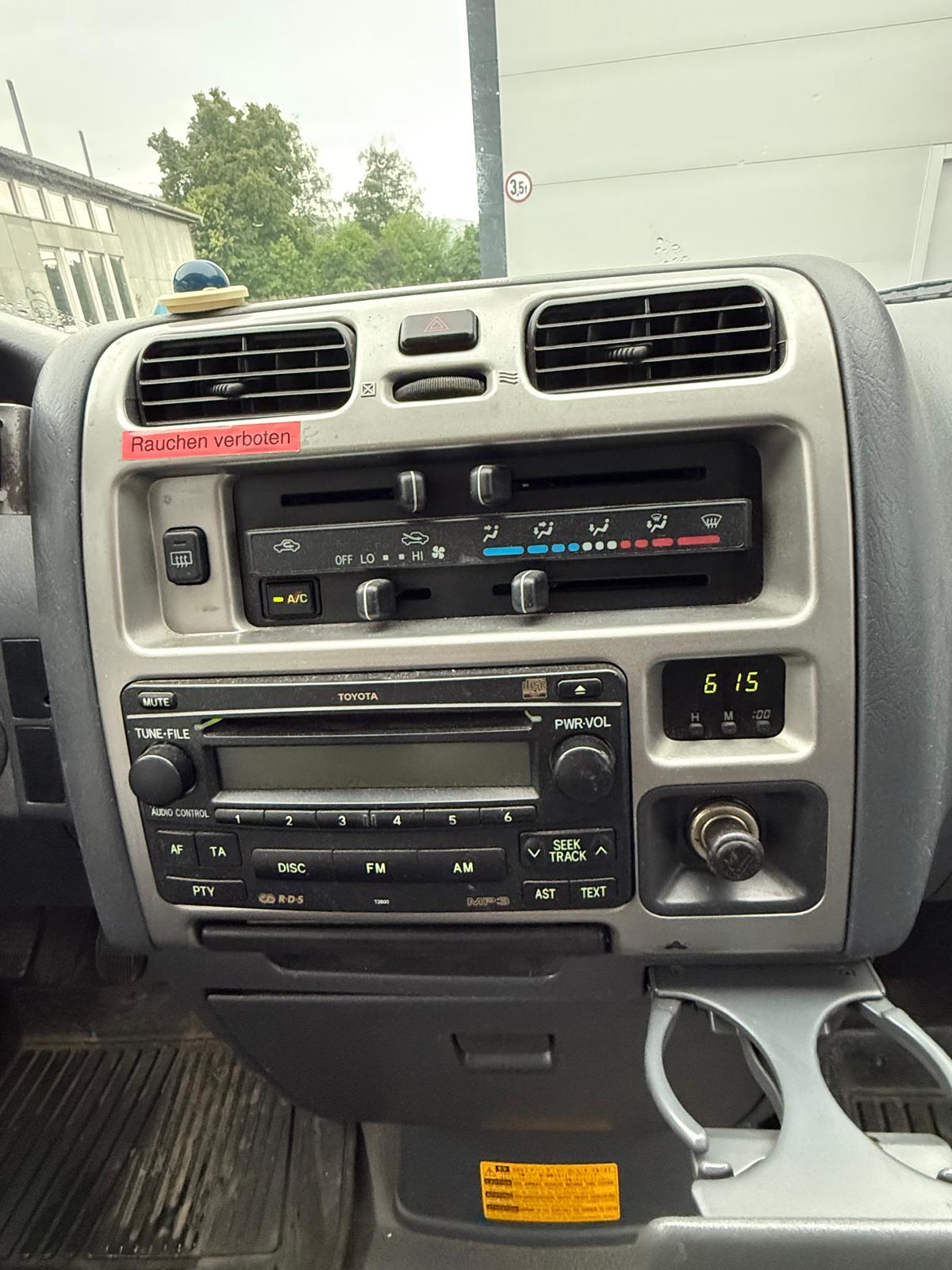 TOYOTA Hiace D-4D Kombi 4WD SWB-image-9