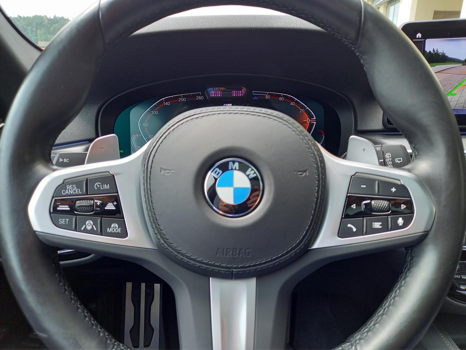 BMW 520d xDrive 48V Touring M Sport Steptronic-image-6