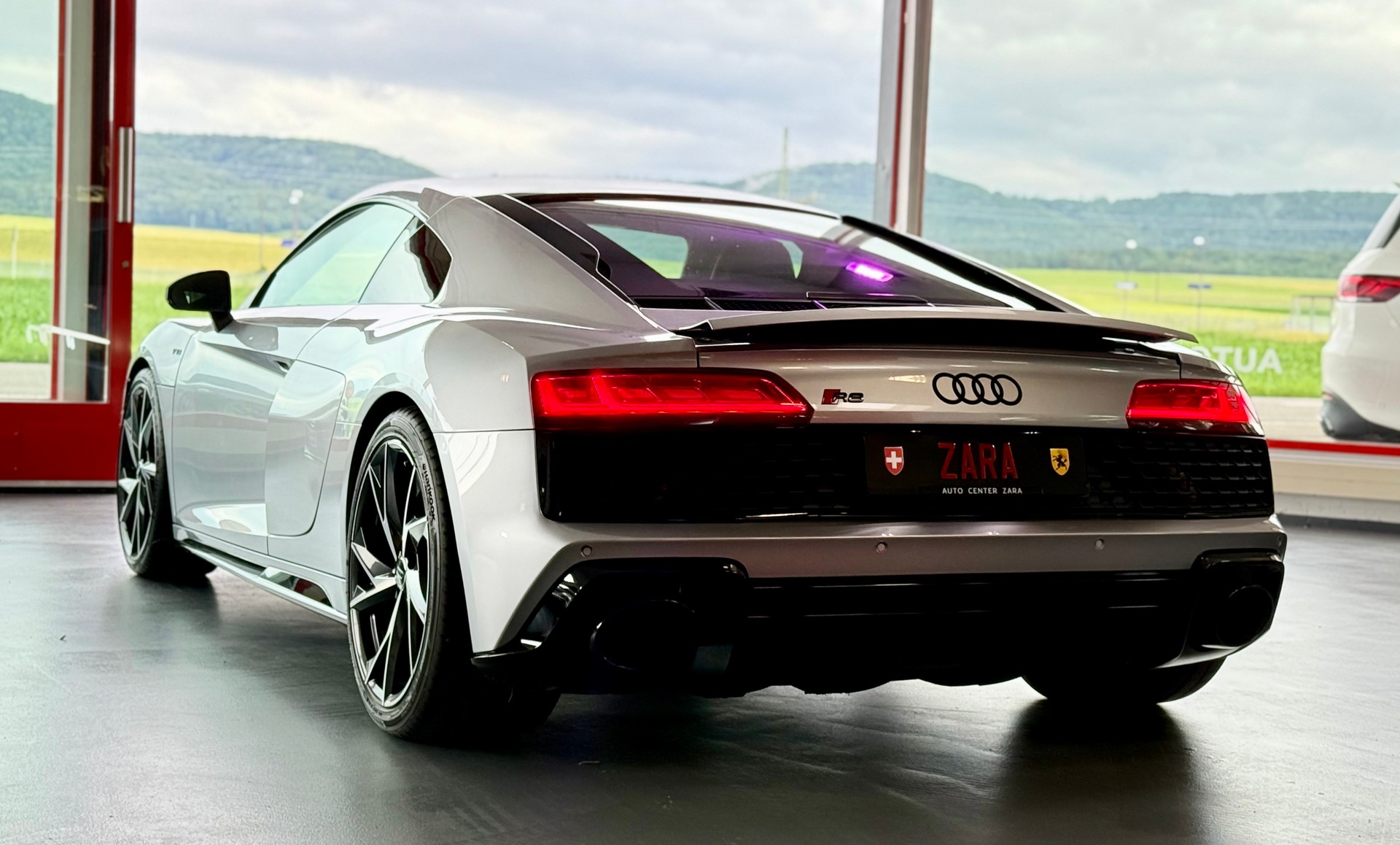 AUDI R8 Coupé S-Tronic-image-9