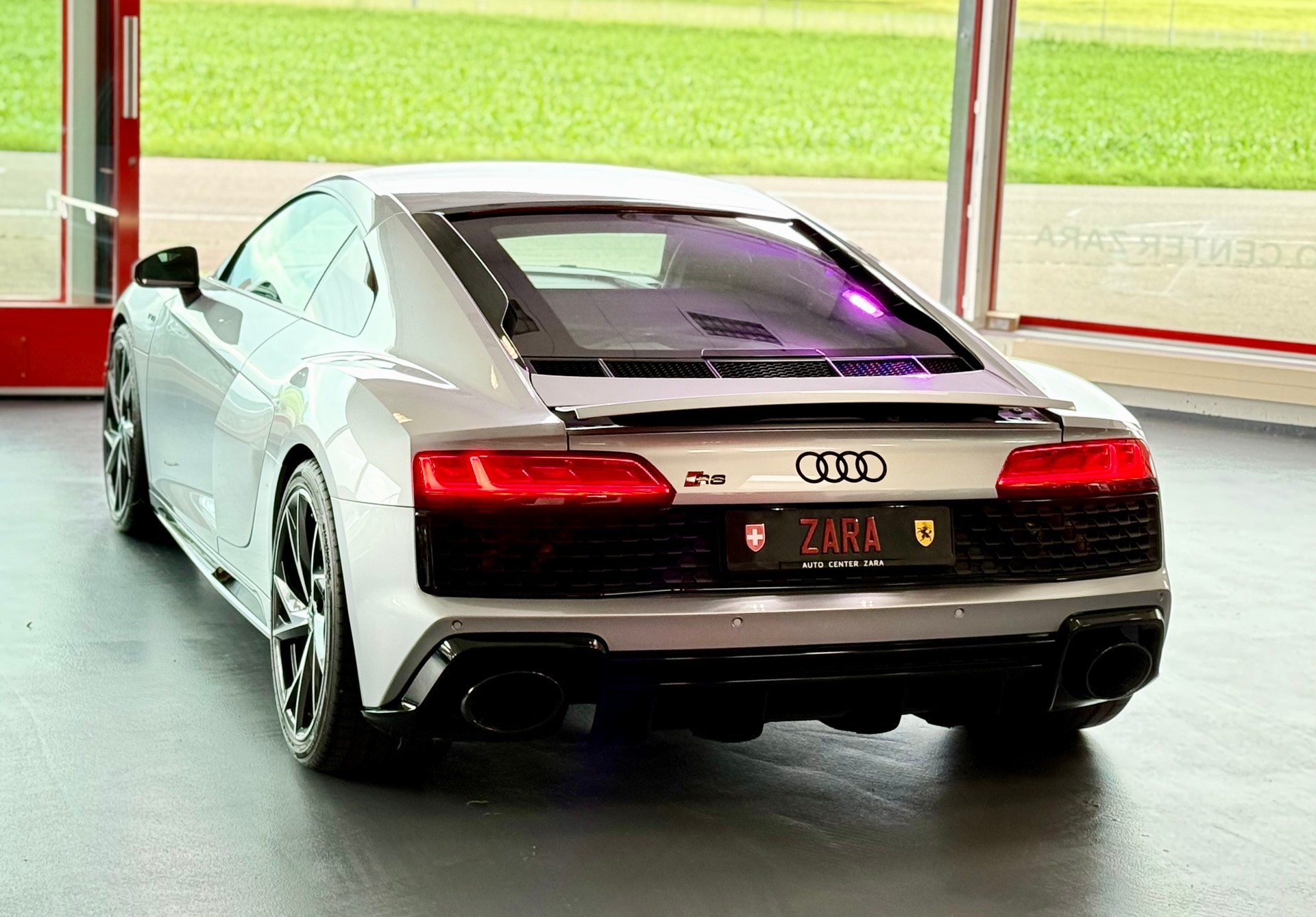 AUDI R8 Coupé S-Tronic-image-8
