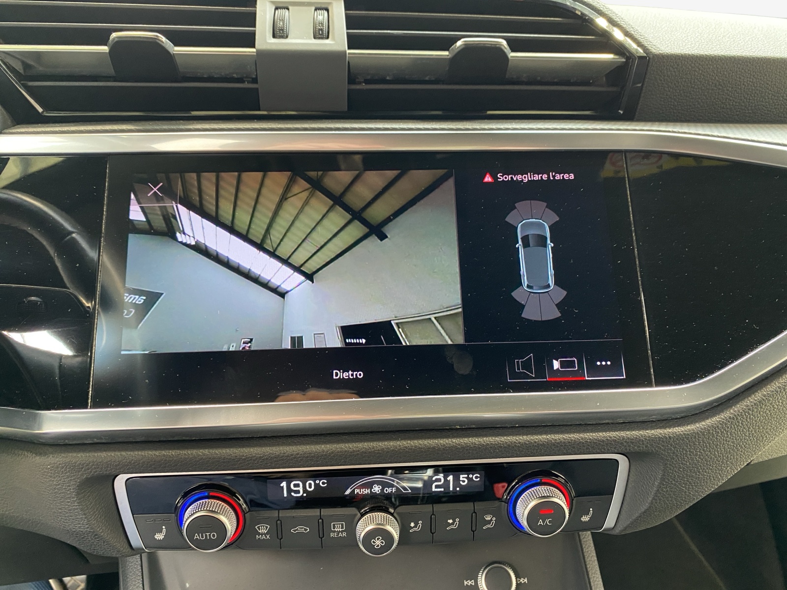 AUDI Q3 35 TDI Attraction quattro S-tronic-image-14