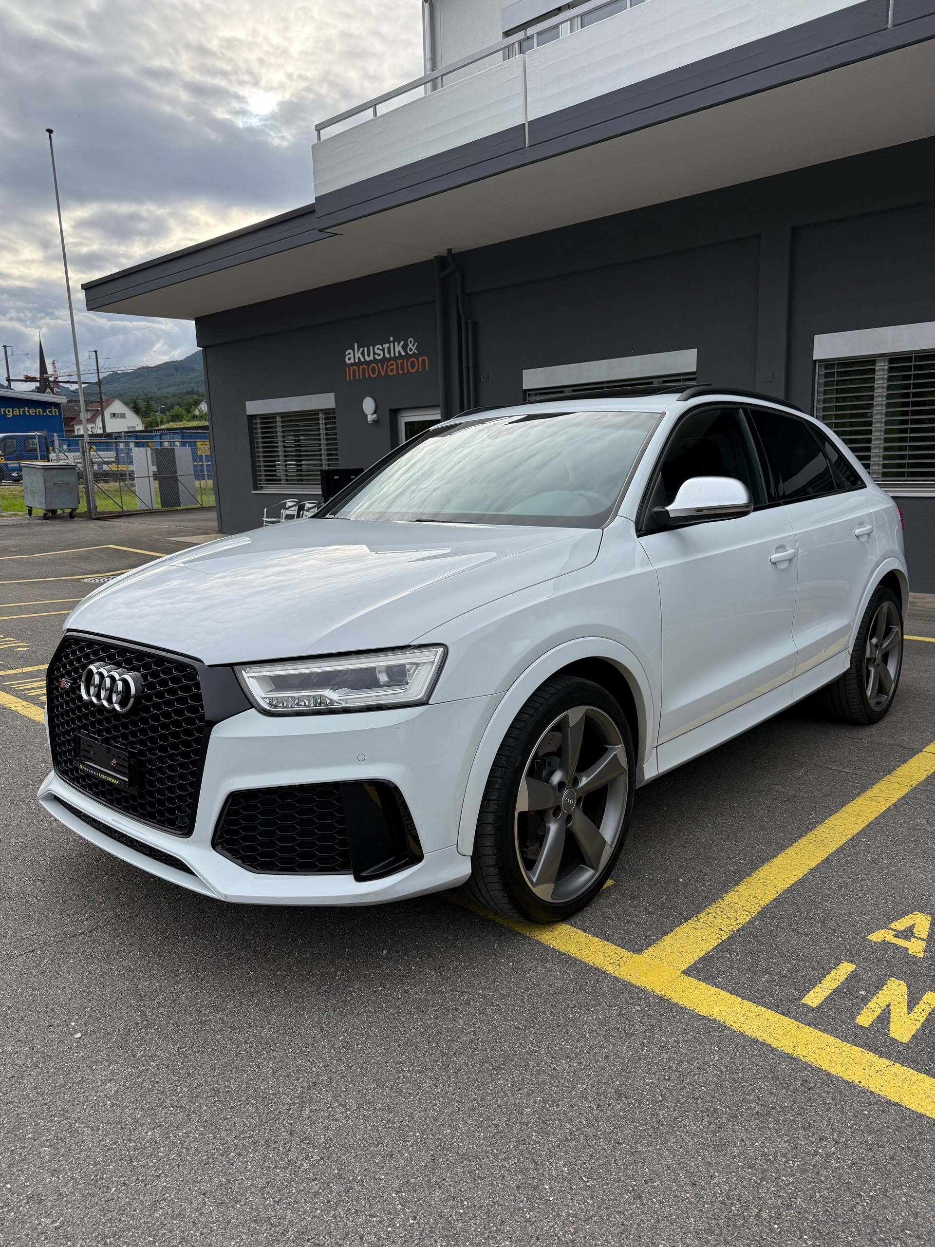 AUDI RS Q3 2.5 TFSI quattro S-tronic-image-2
