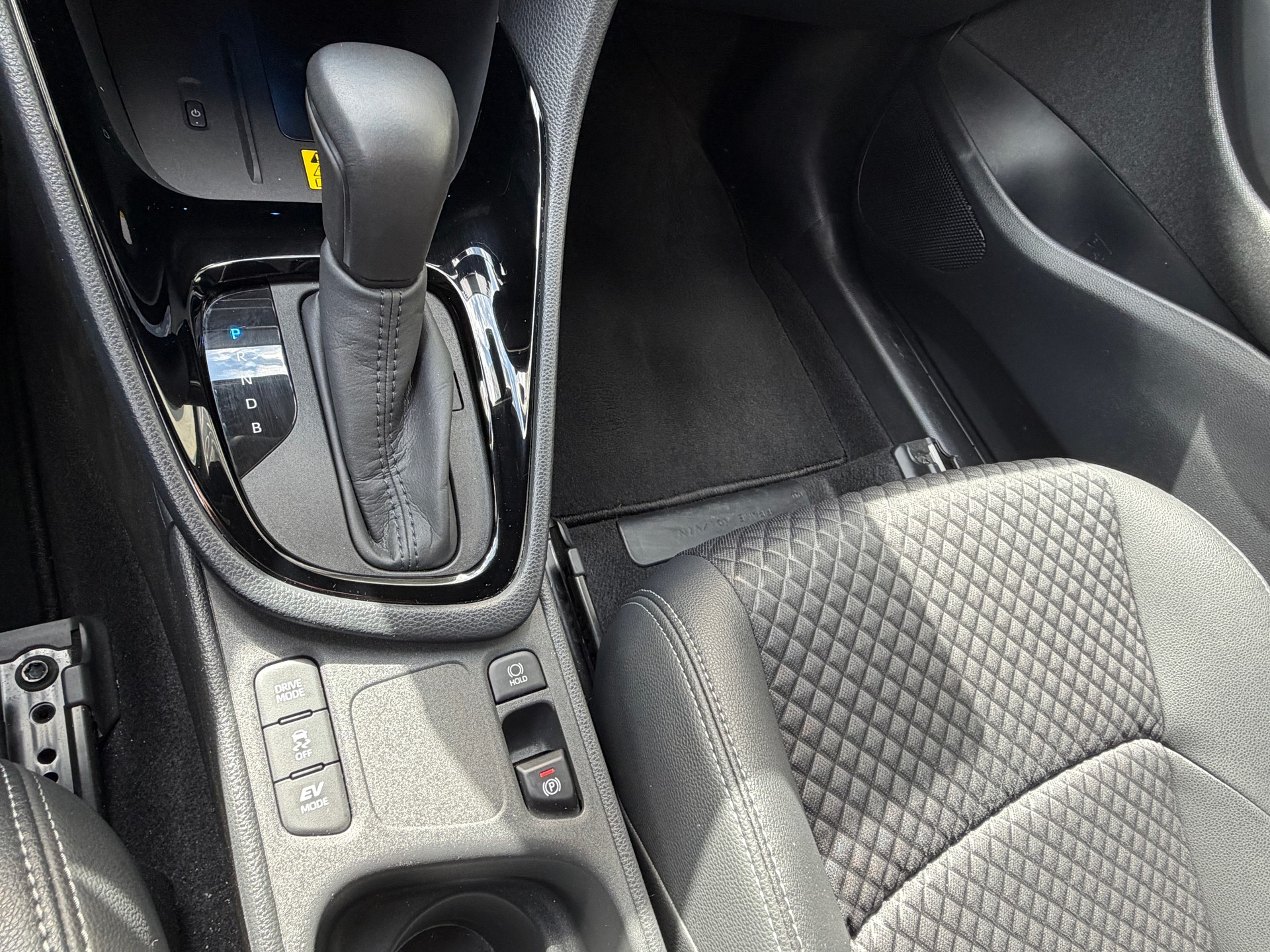 TOYOTA Yaris 1.5 Style e-CVT-image-14