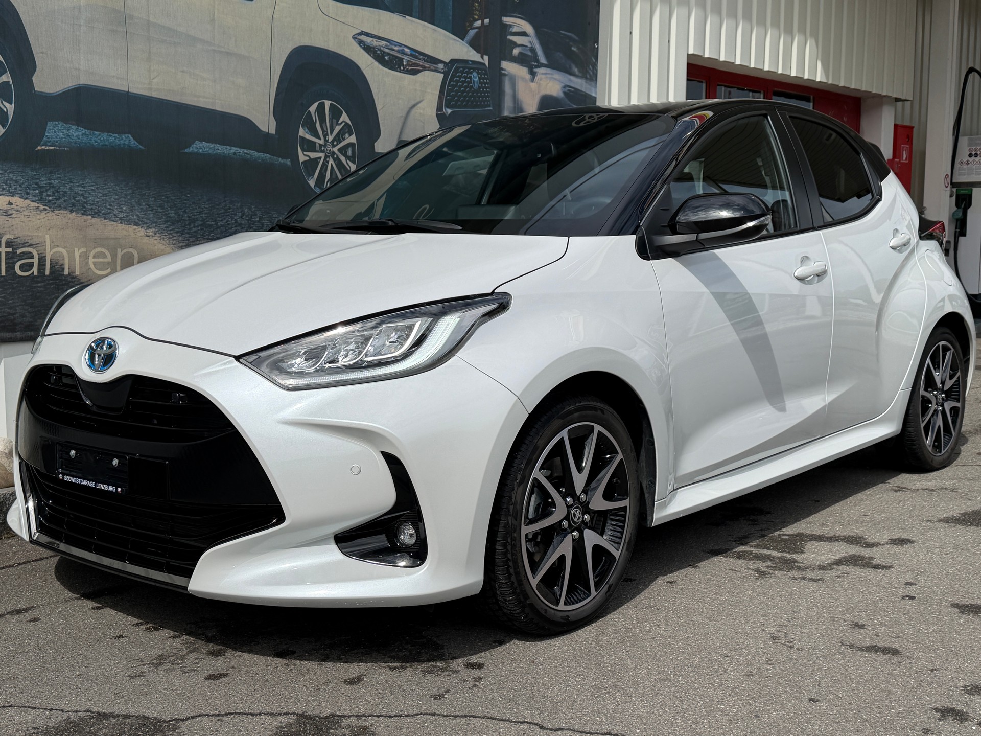 TOYOTA Yaris 1.5 Style e-CVT-image-2