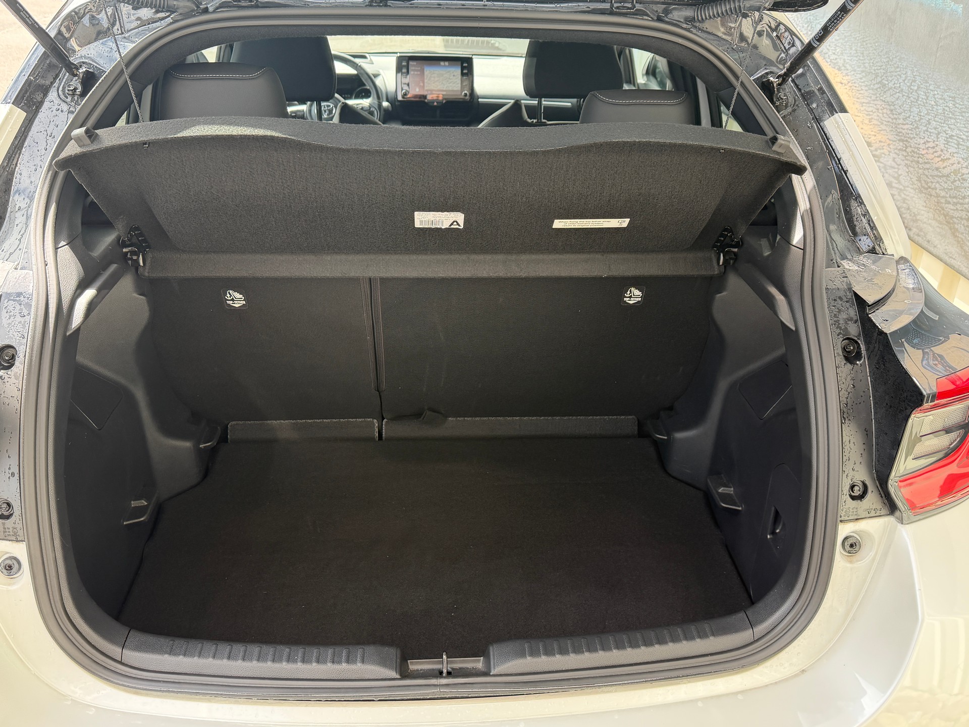 TOYOTA Yaris 1.5 Style e-CVT-image-6