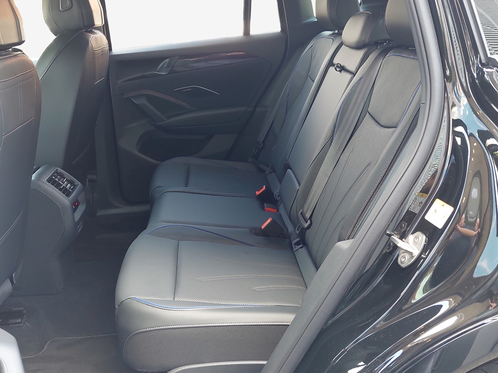 VW Tiguan 2.0 TDI SCR R-Line 4Motion DSG-image-11