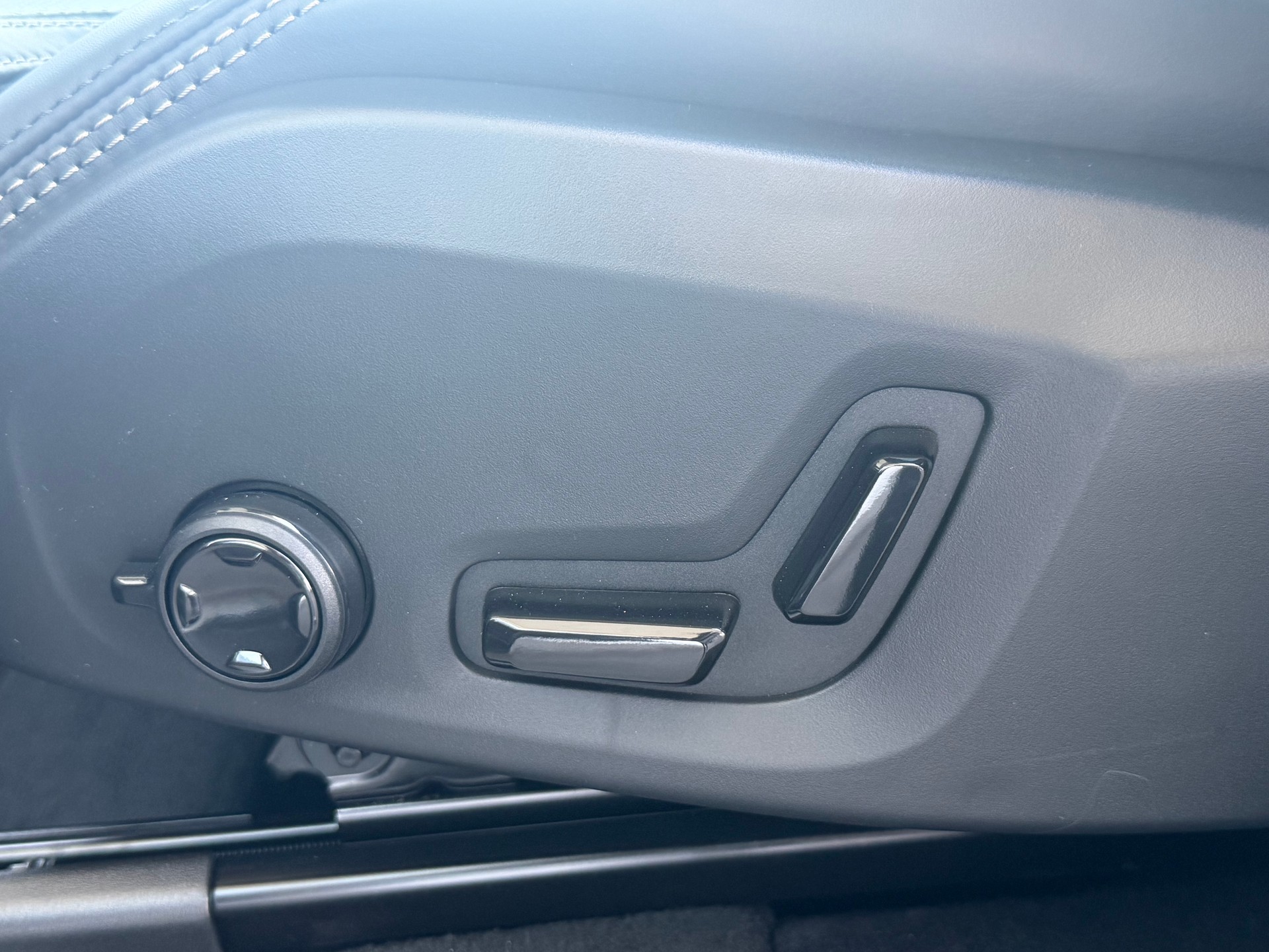 VOLVO XC90 T8 eAWD Ultra Dark Geartronic-image-4