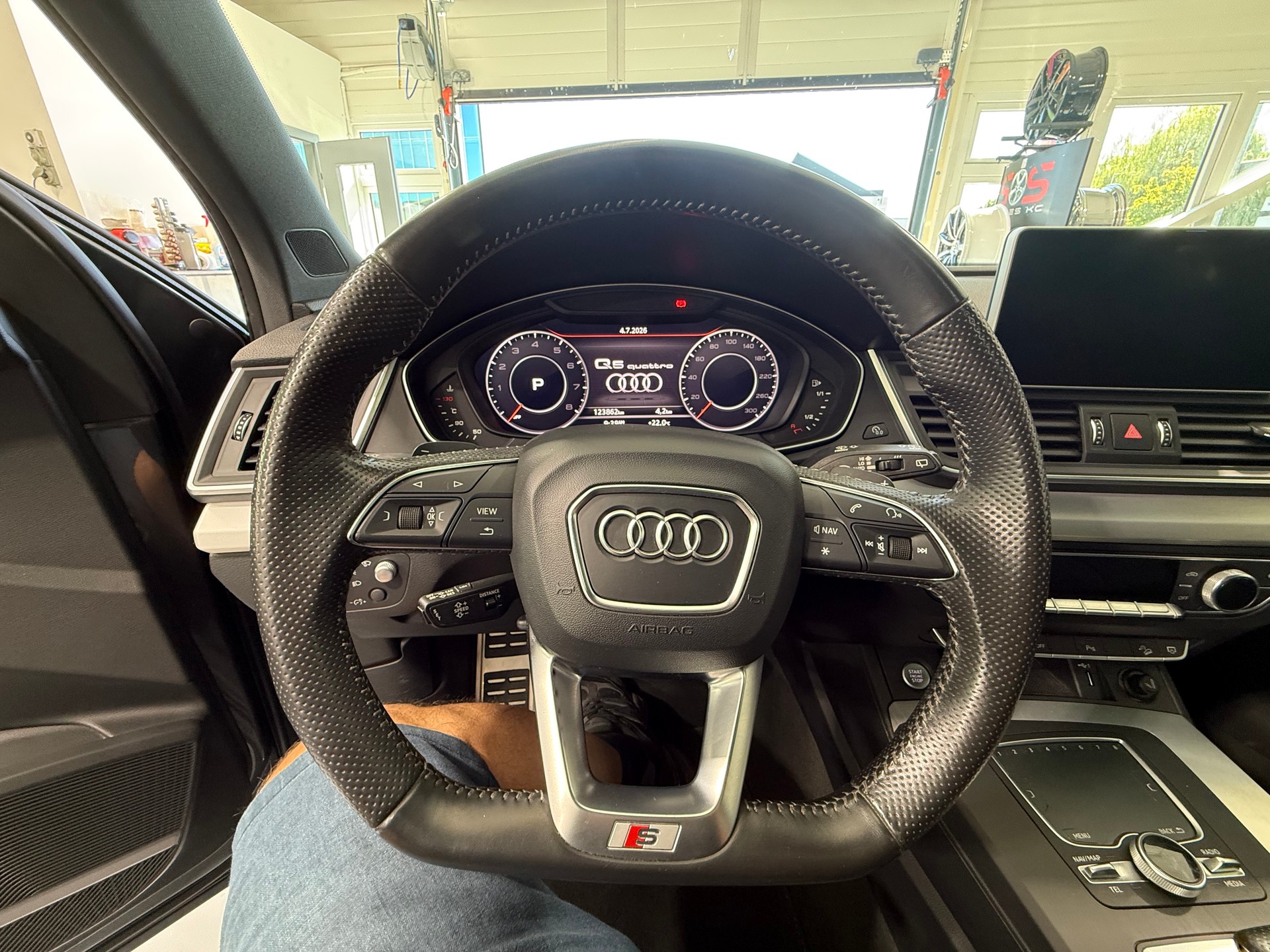 AUDI Q5 2.0 TFSI sport quattro S-tronic S-Line-image-13