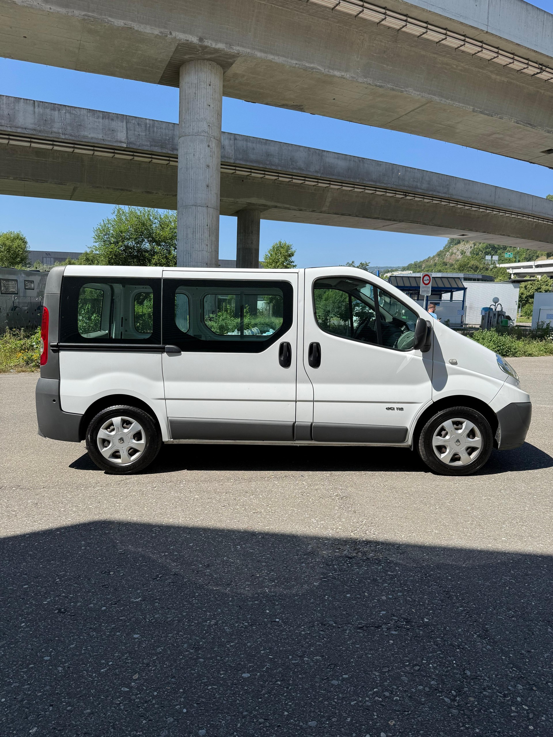 RENAULT Trafic 2.0 dCi 115 2.9t L1H1-image-1