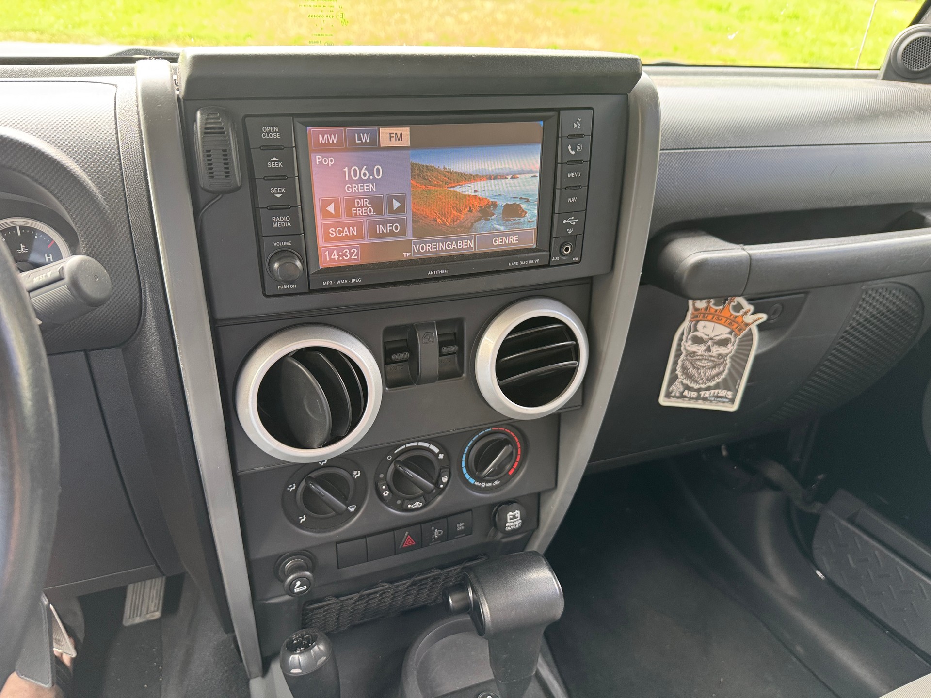 JEEP Wrangler Sahara-image-11
