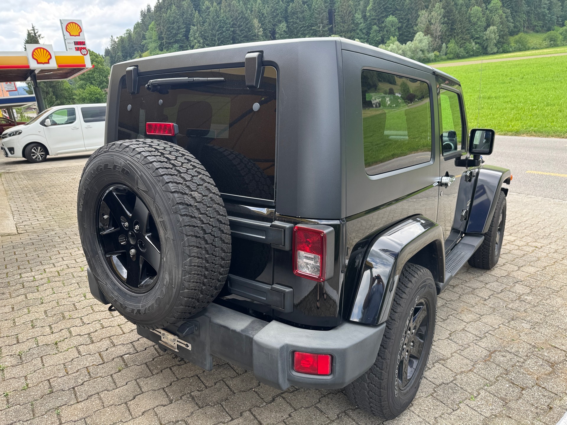 JEEP Wrangler Sahara-image-4