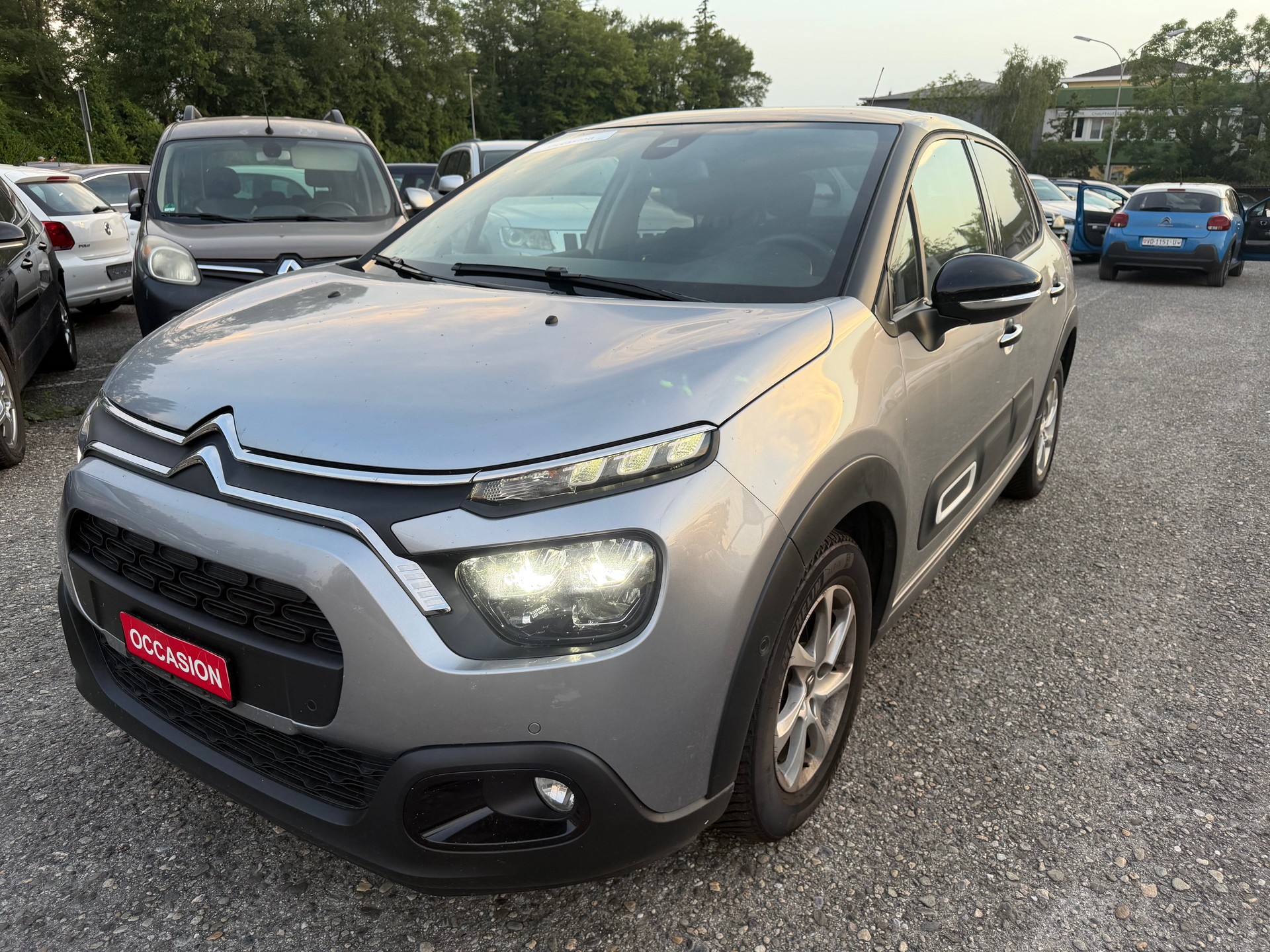 CITROEN C3 1.2i PureTech Shine EAT6-image-2