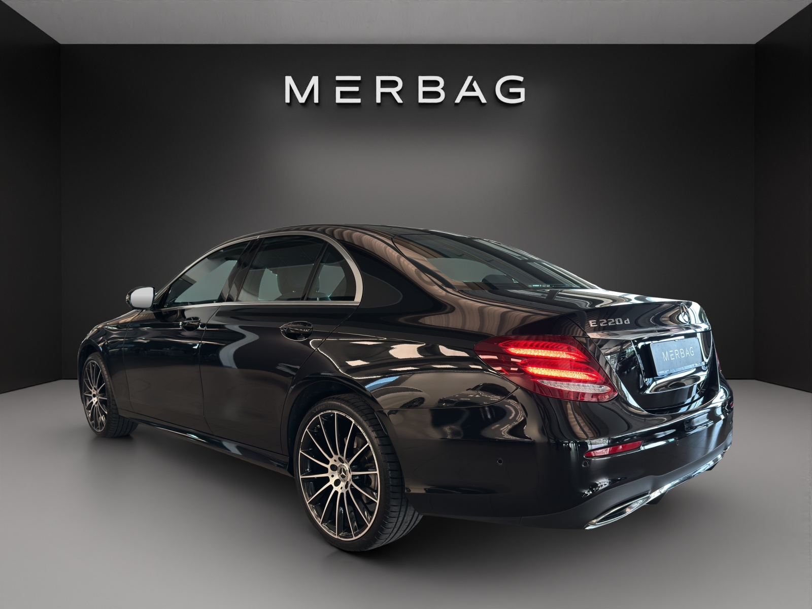 MERCEDES-BENZ E 220 d AMG Line 4Matic-image-3