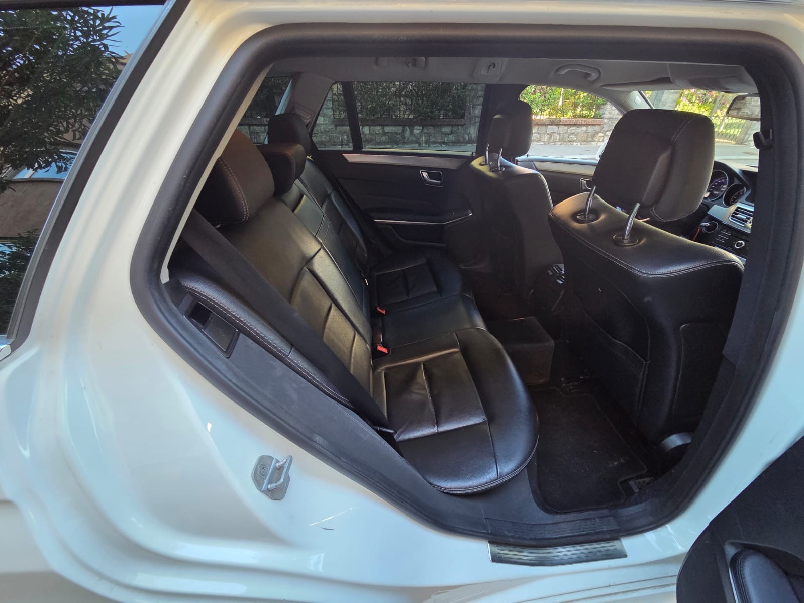 MERCEDES-BENZ E 220 BlueTEC 4Matic 7G-Tronic-image-2