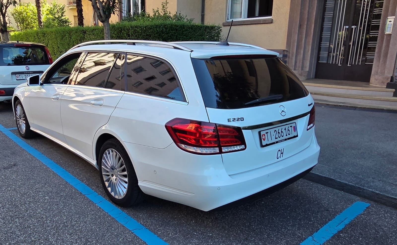 MERCEDES-BENZ E 220 BlueTEC 4Matic 7G-Tronic-image-1