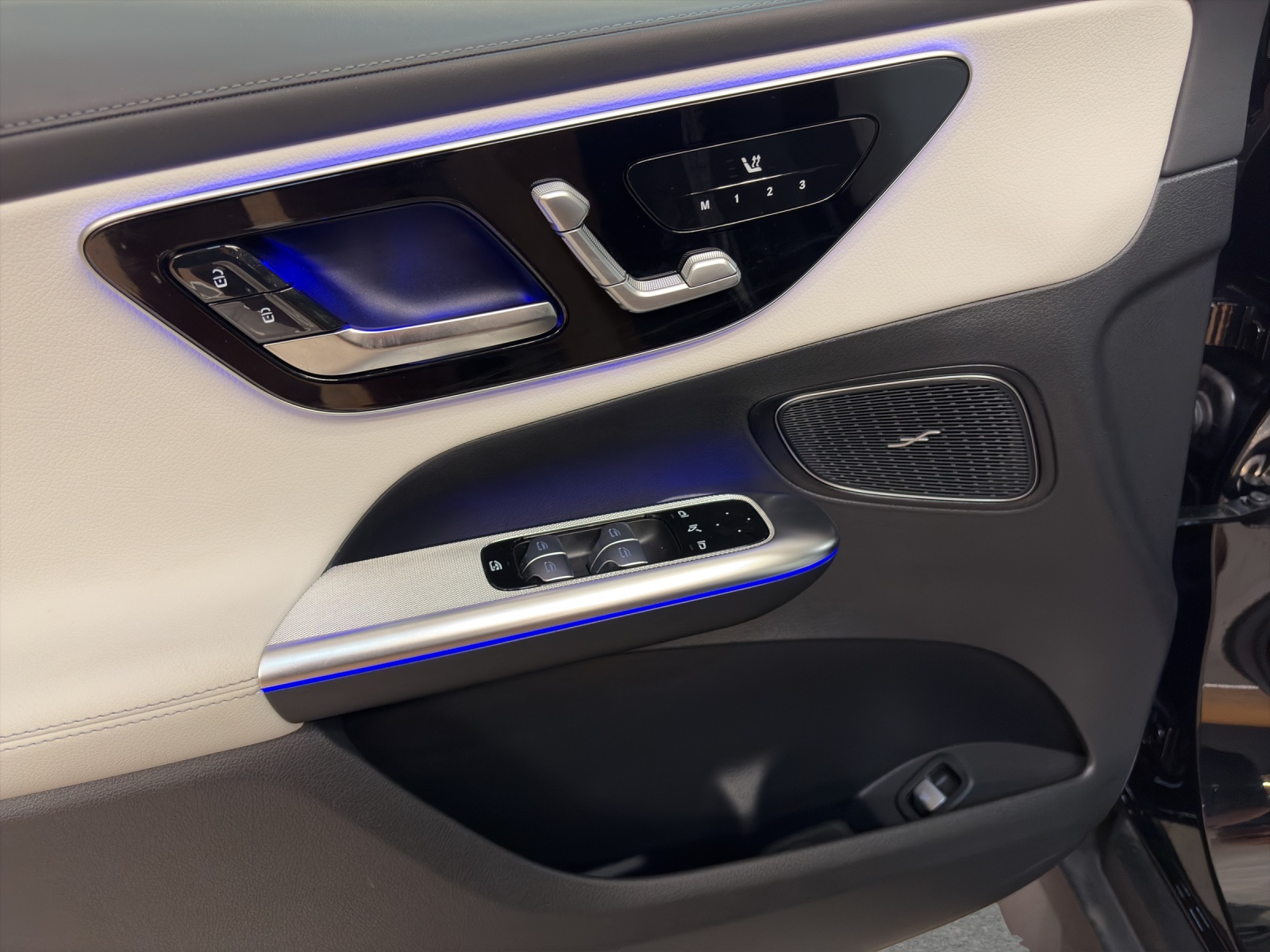 MERCEDES-BENZ GLC 300 4M - AMG / DISTRONIC / 360 Grad Kamera / Panorama-Dach / Soundsystem-image-12