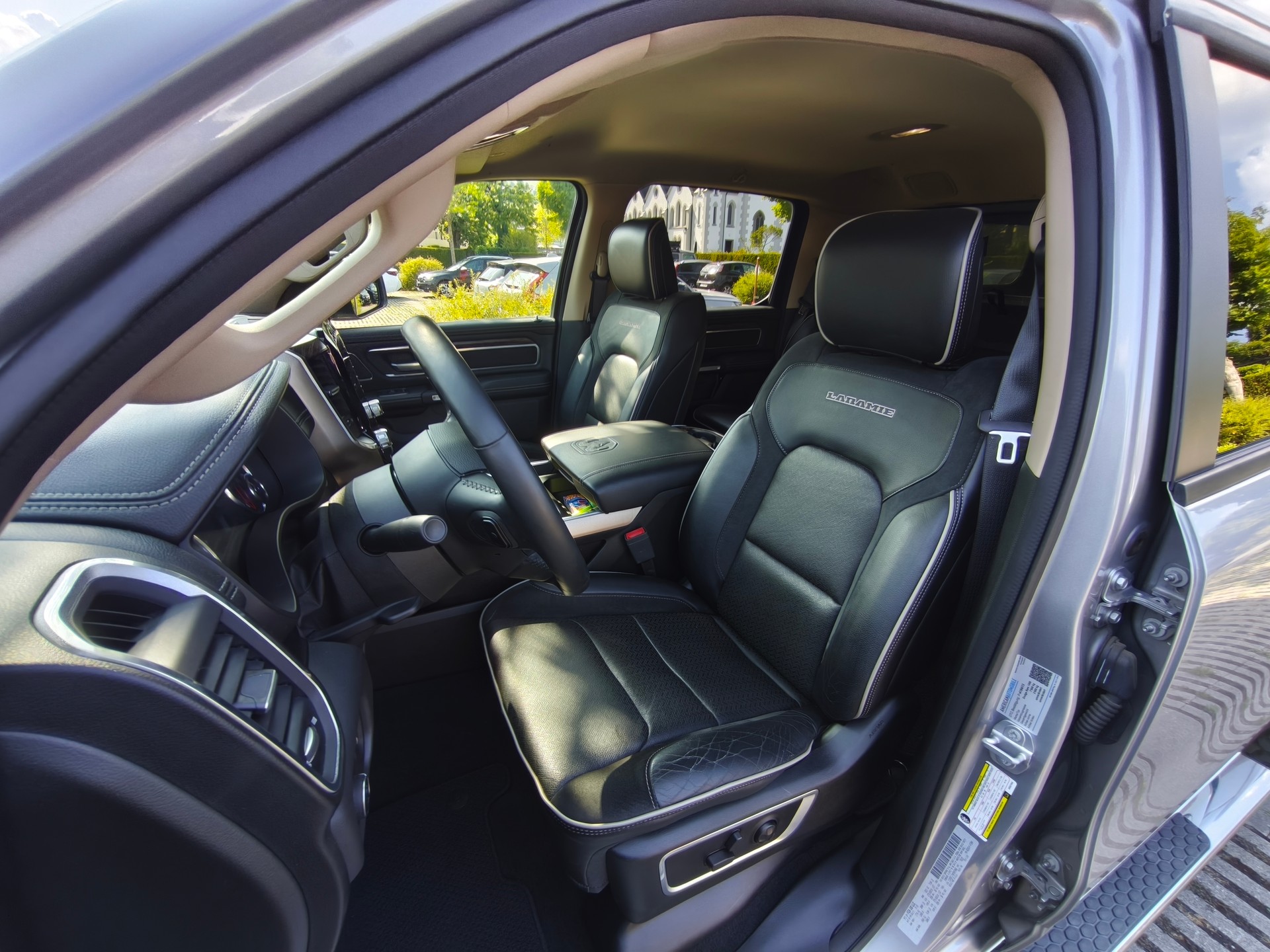 DODGE 1500 Crew Cab Laramie Special Edition-image-11