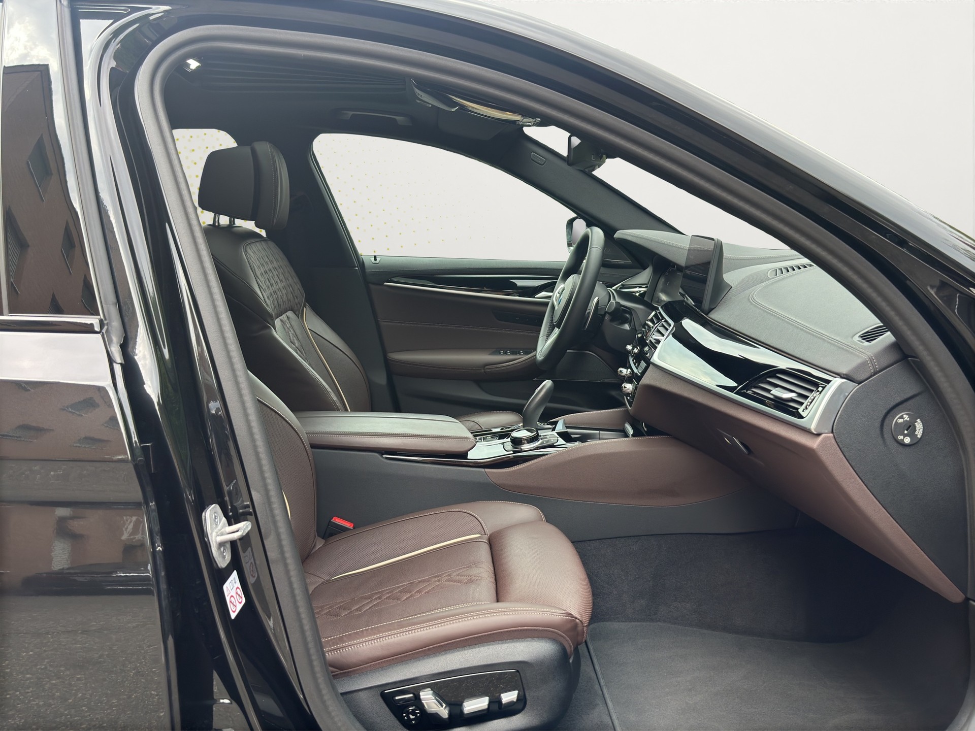 BMW M550i xDrive FACLIFT Exclusiv AHK / Standheizung / ACC-image-12