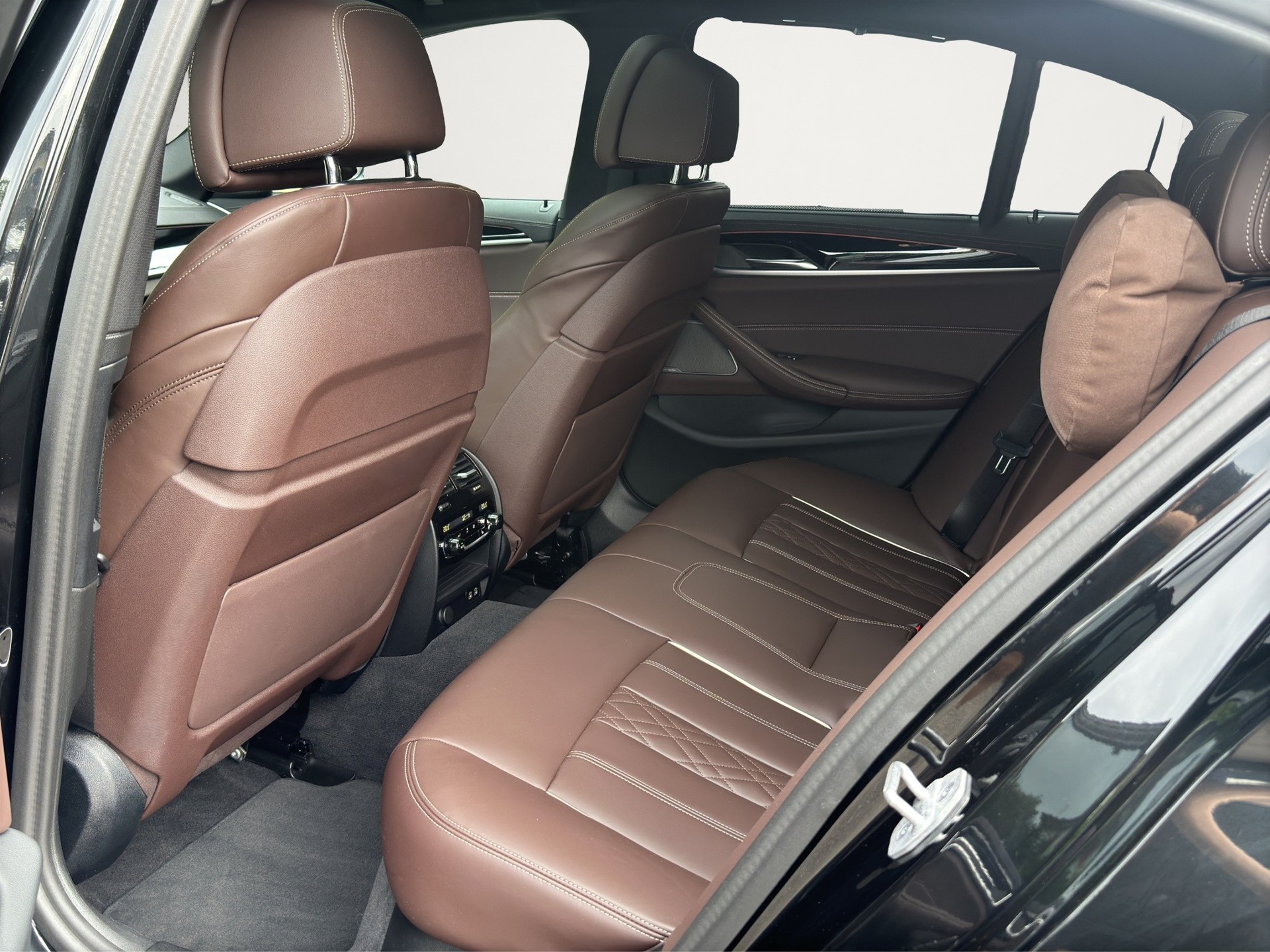 BMW M550i xDrive FACLIFT Exclusiv AHK / Standheizung / ACC-image-13