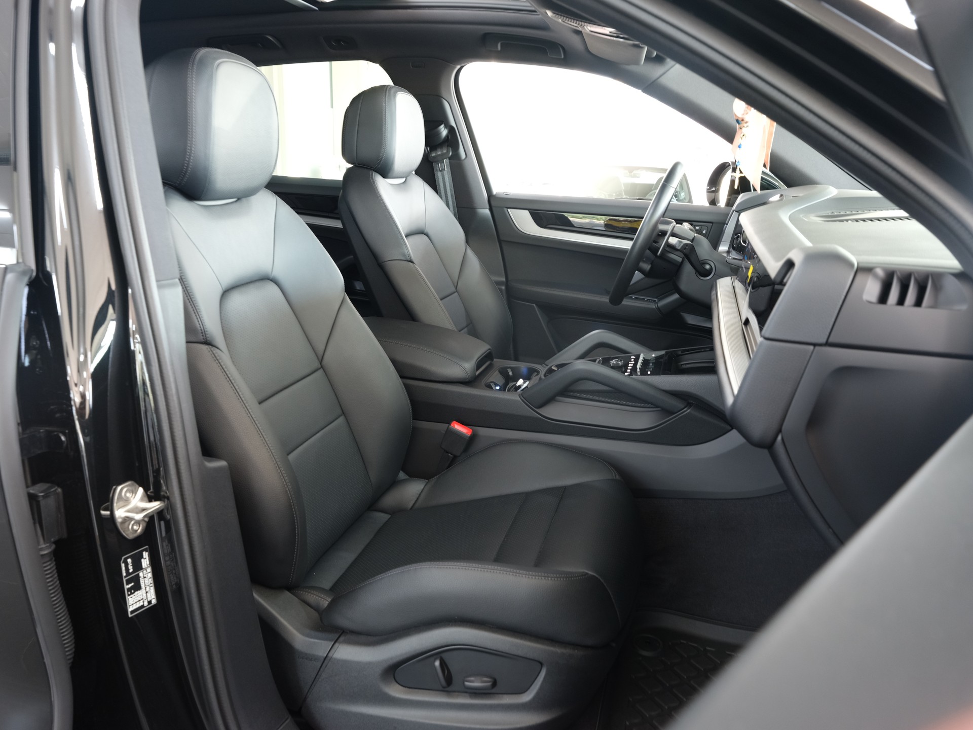 PORSCHE Cayenne Tiptronic *Panorama* *Porsche Aproved*-image-29