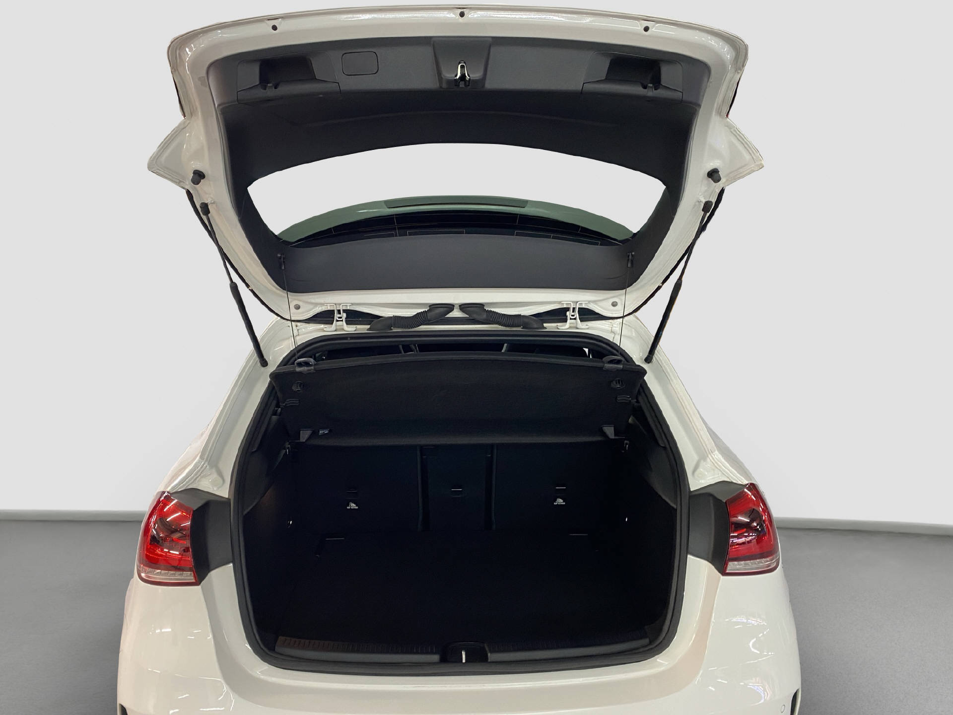MERCEDES-BENZ A 180 AMG Line-image-14