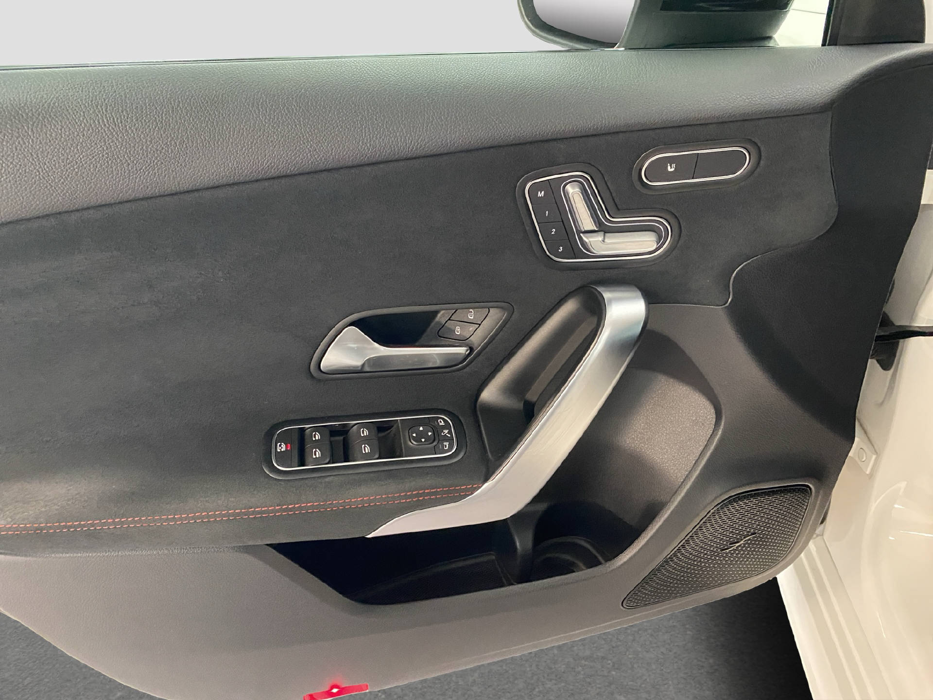 MERCEDES-BENZ A 180 AMG Line-image-12