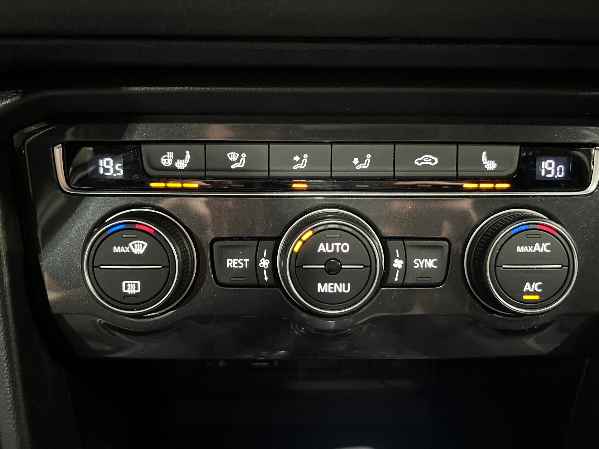 VW Tiguan 2.0 TDI SCR Comfortline 4Motion**AHK,Tempomat,Panodach,Frisch ab MFK**-image-12