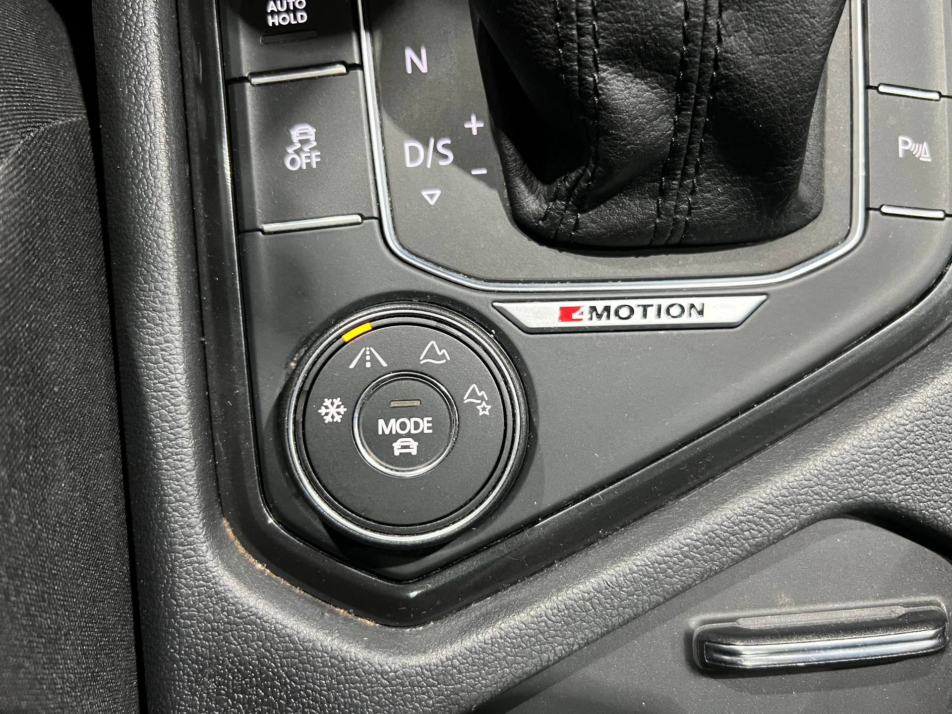 VW Tiguan 2.0 TDI SCR Comfortline 4Motion**AHK,Tempomat,Panodach,Frisch ab MFK**-image-13