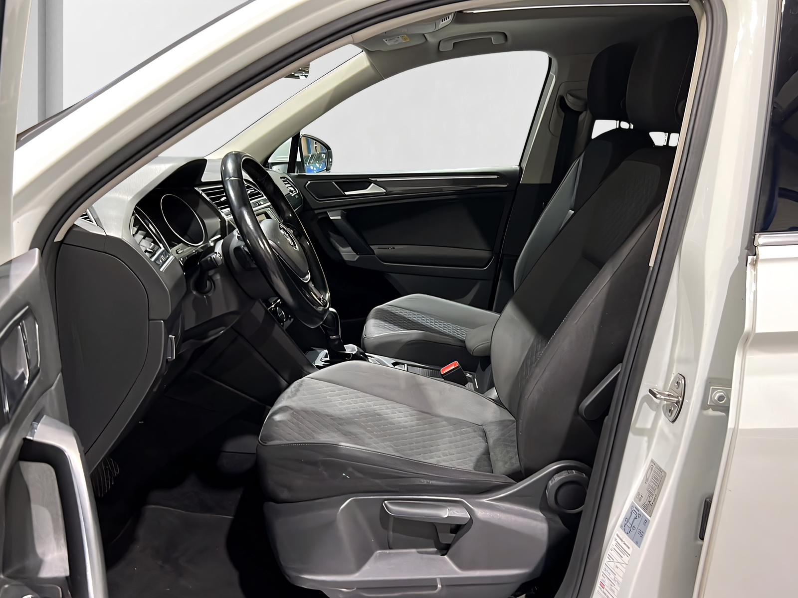 VW Tiguan 2.0 TDI SCR Comfortline 4Motion**AHK,Tempomat,Panodach,Frisch ab MFK**-image-8