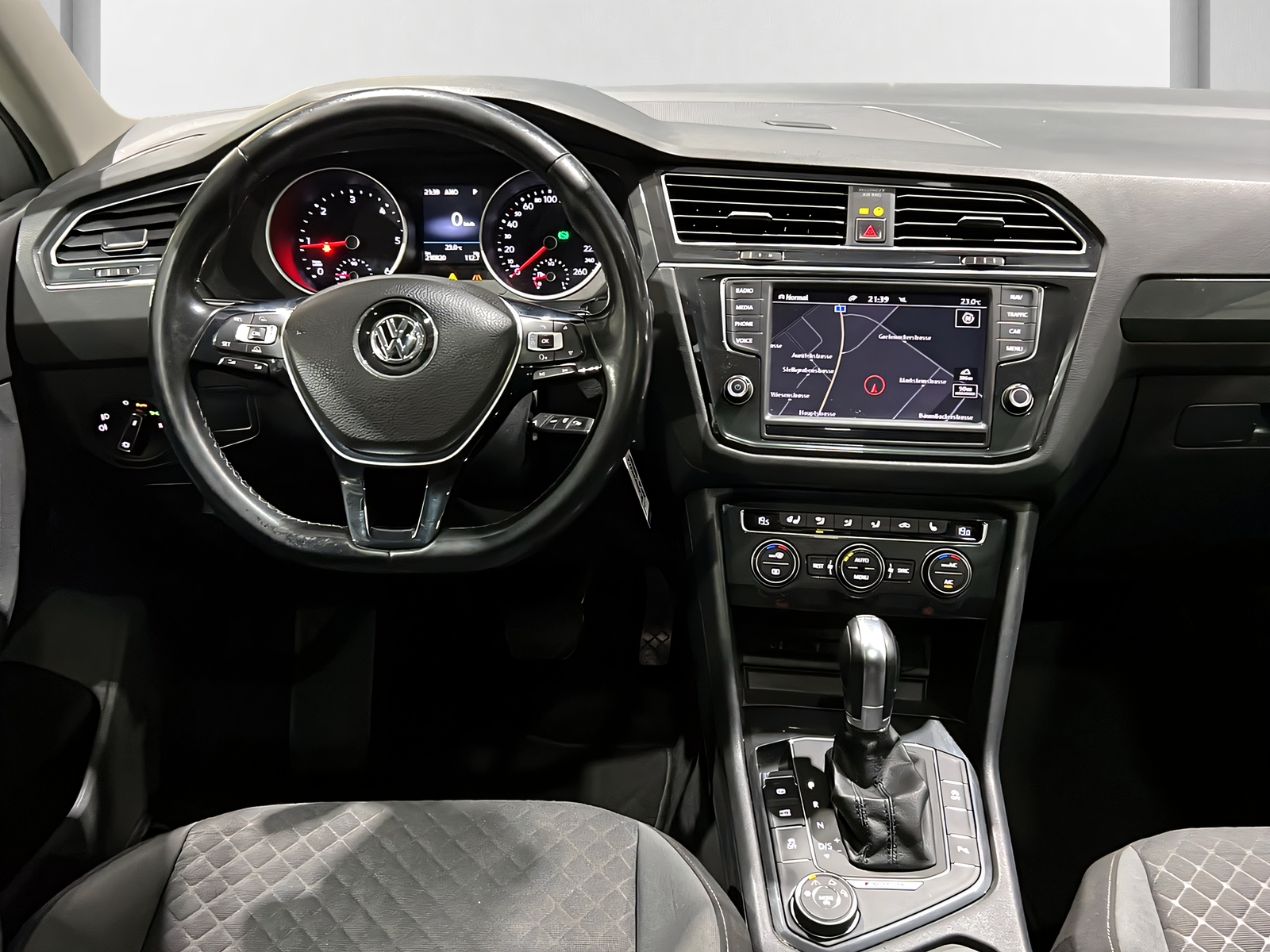 VW Tiguan 2.0 TDI SCR Comfortline 4Motion**AHK,Tempomat,Panodach,Frisch ab MFK**-image-7