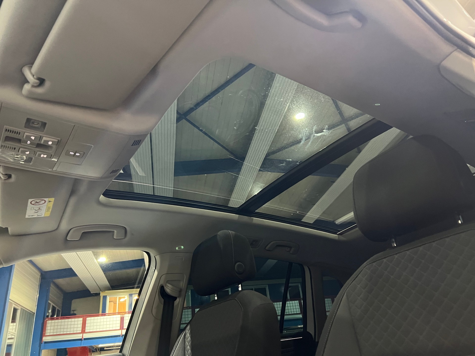 VW Tiguan 2.0 TDI SCR Comfortline 4Motion**AHK,Tempomat,Panodach,Frisch ab MFK**-image-11