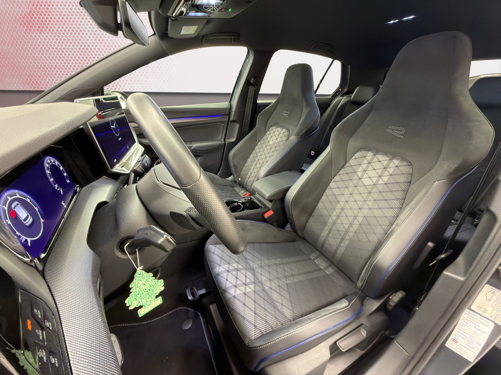 VW Golf 1.5 e TSI mHEV R-Line DSG * CH-Fahrzeug *-image-9