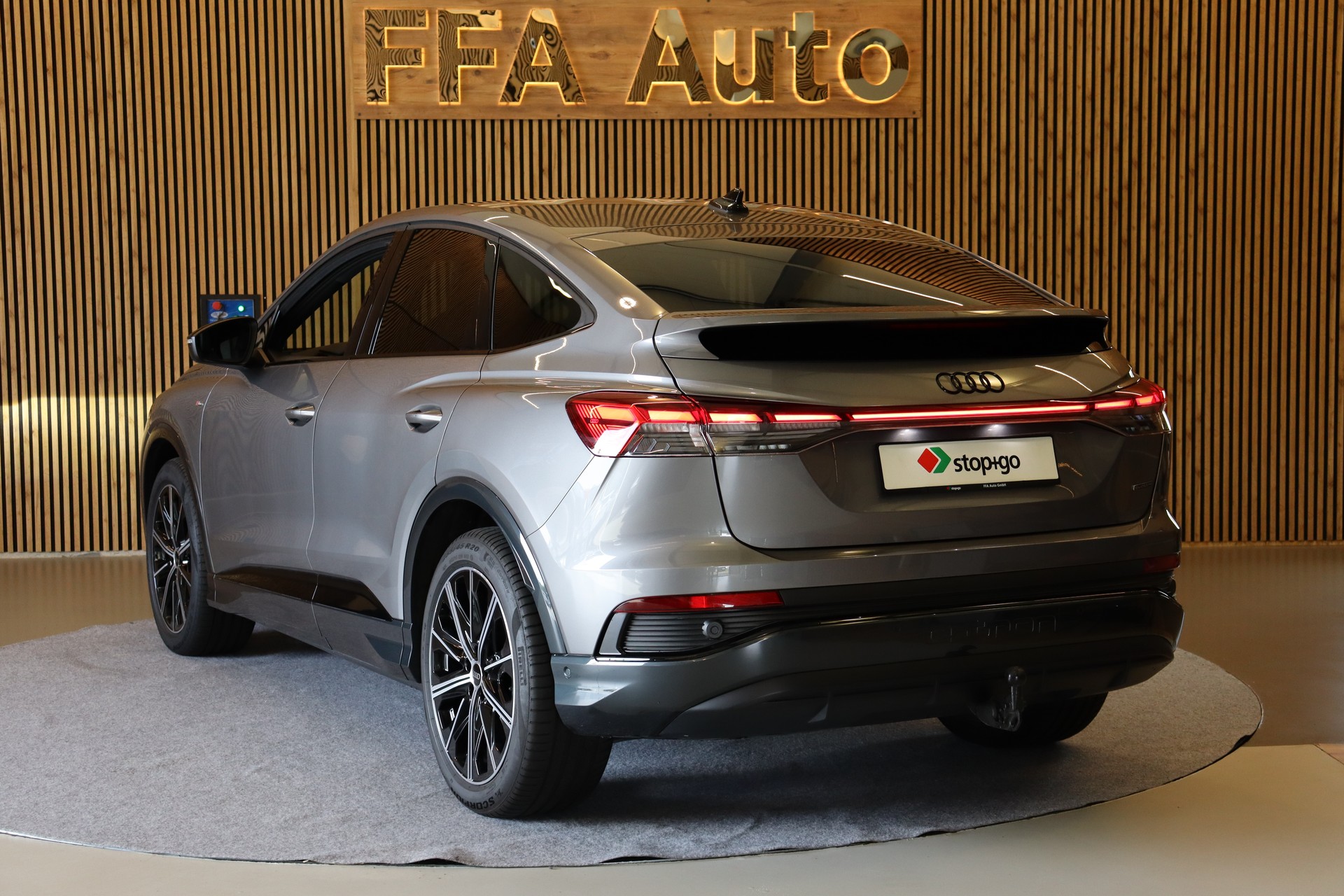 AUDI Q4 e-tron Sportback 45 quattro S Line-image-7