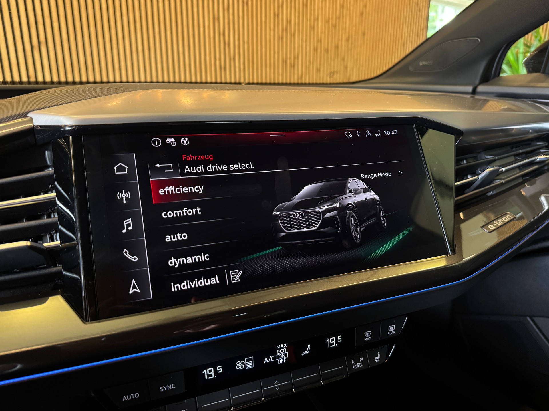 AUDI Q4 e-tron Sportback 45 quattro S Line-image-18