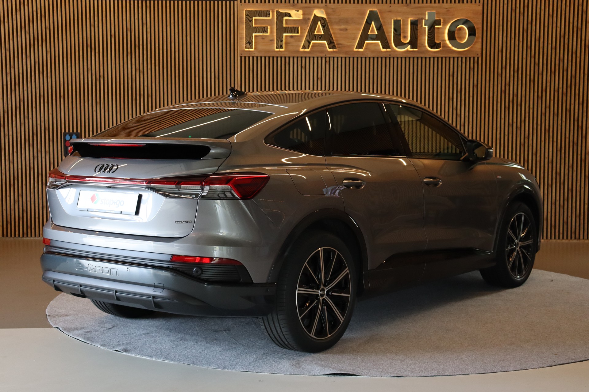 AUDI Q4 e-tron Sportback 45 quattro S Line-image-4