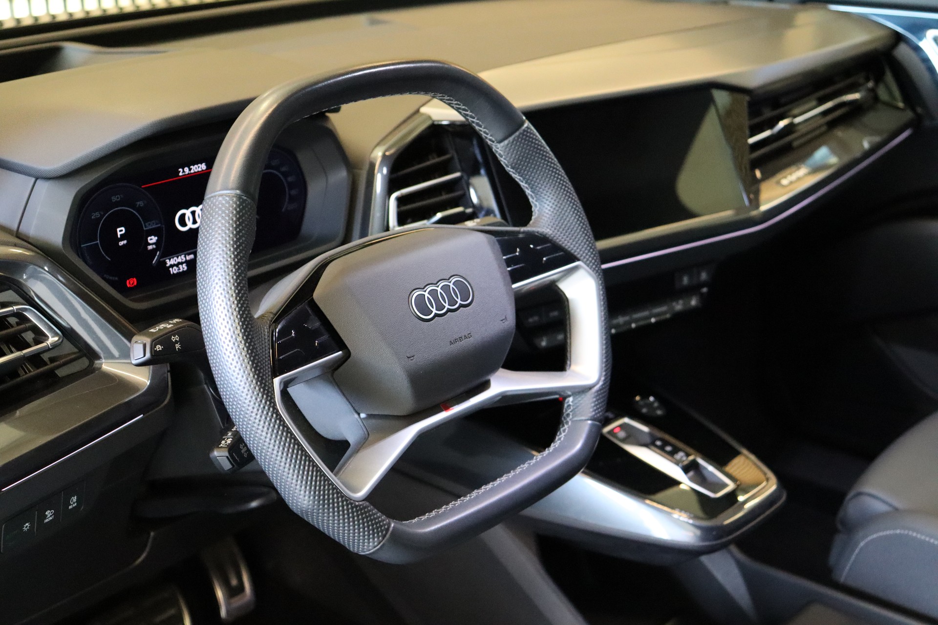 AUDI Q4 e-tron Sportback 45 quattro S Line-image-9