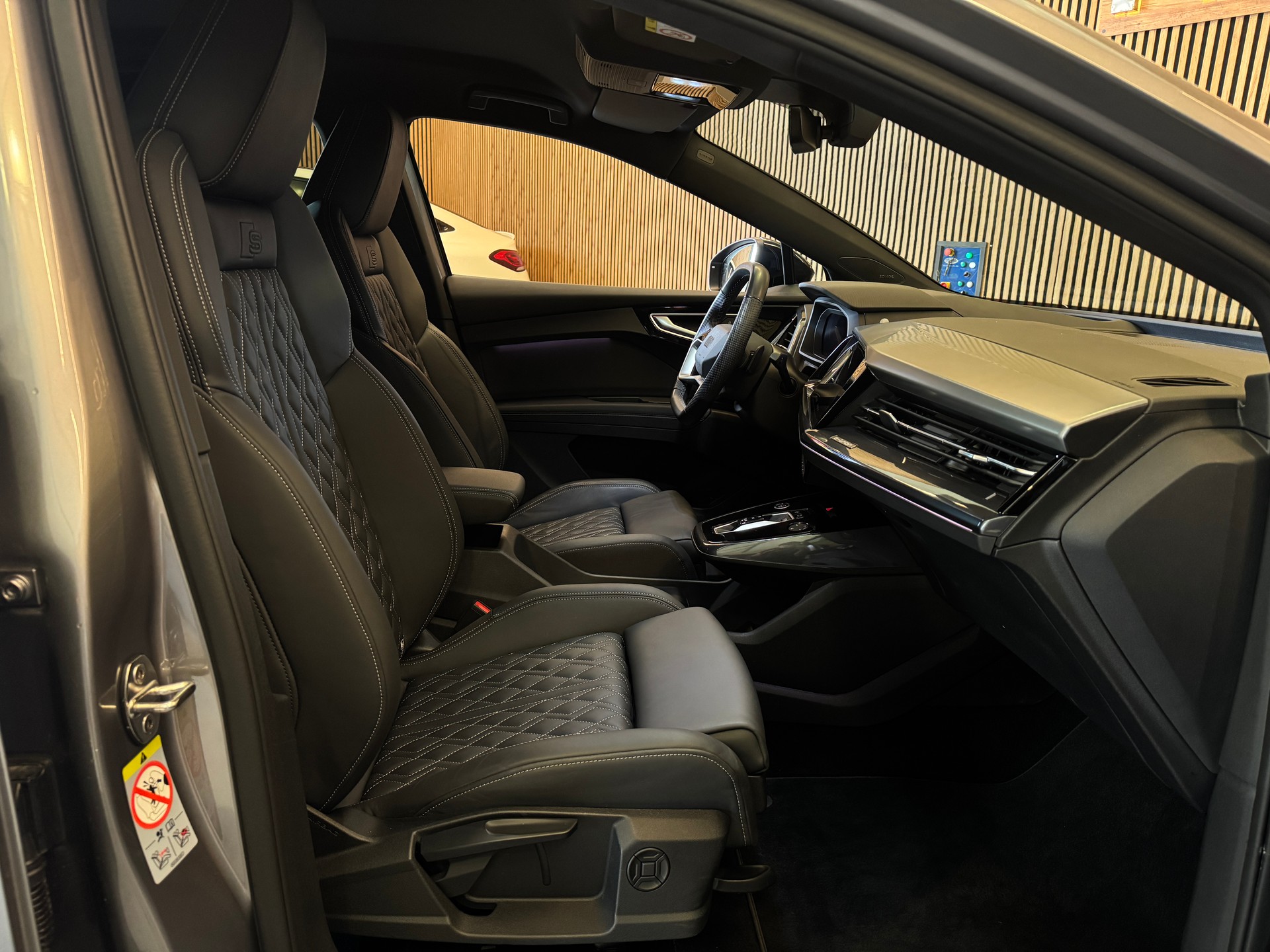 AUDI Q4 e-tron Sportback 45 quattro S Line-image-25