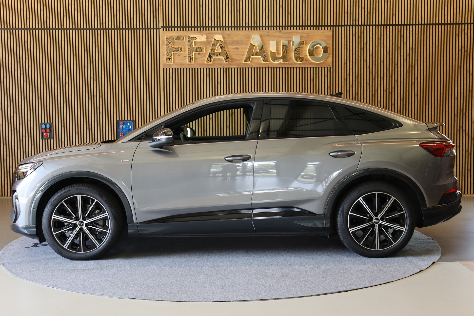 AUDI Q4 e-tron Sportback 45 quattro S Line-image-8