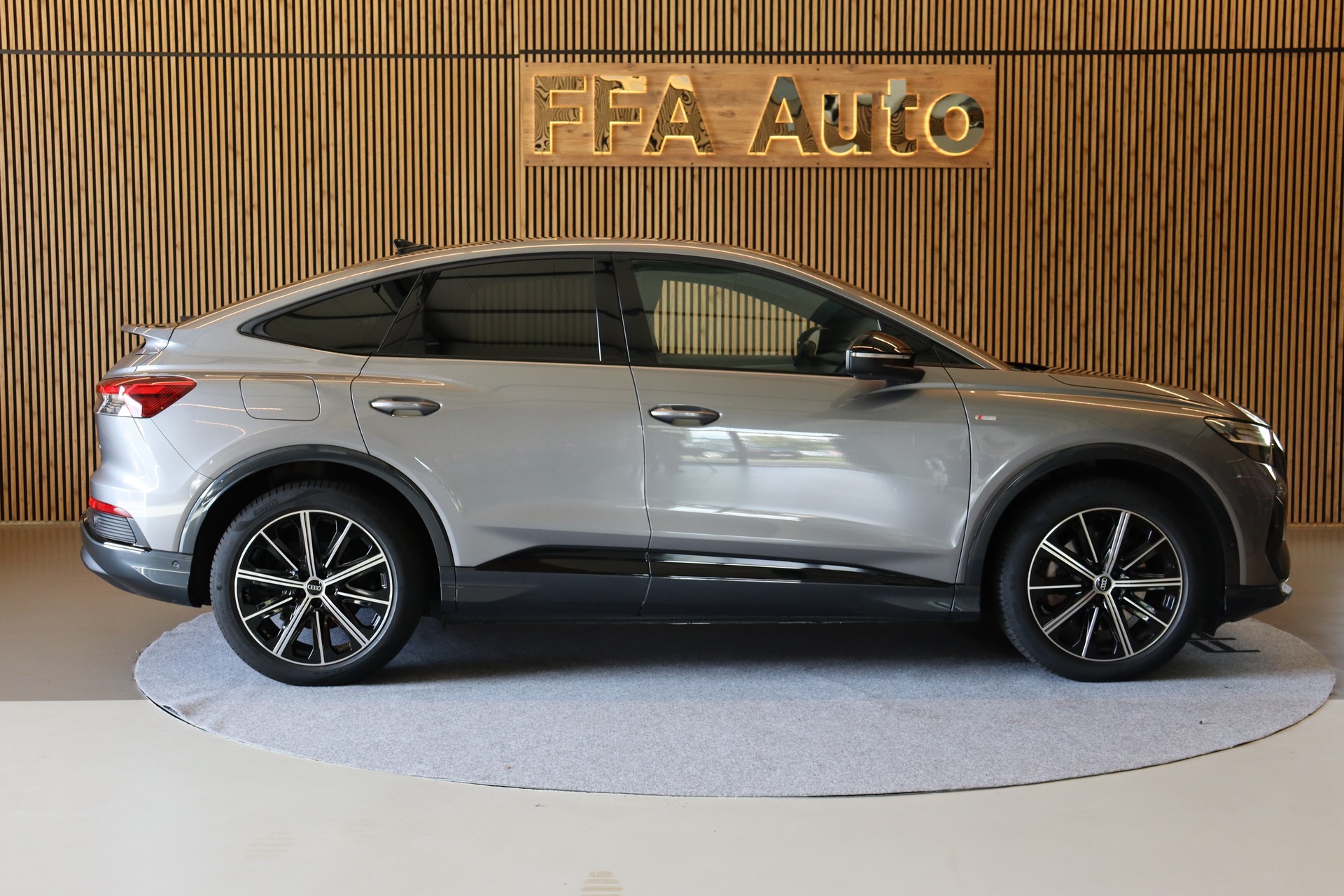 AUDI Q4 e-tron Sportback 45 quattro S Line-image-3