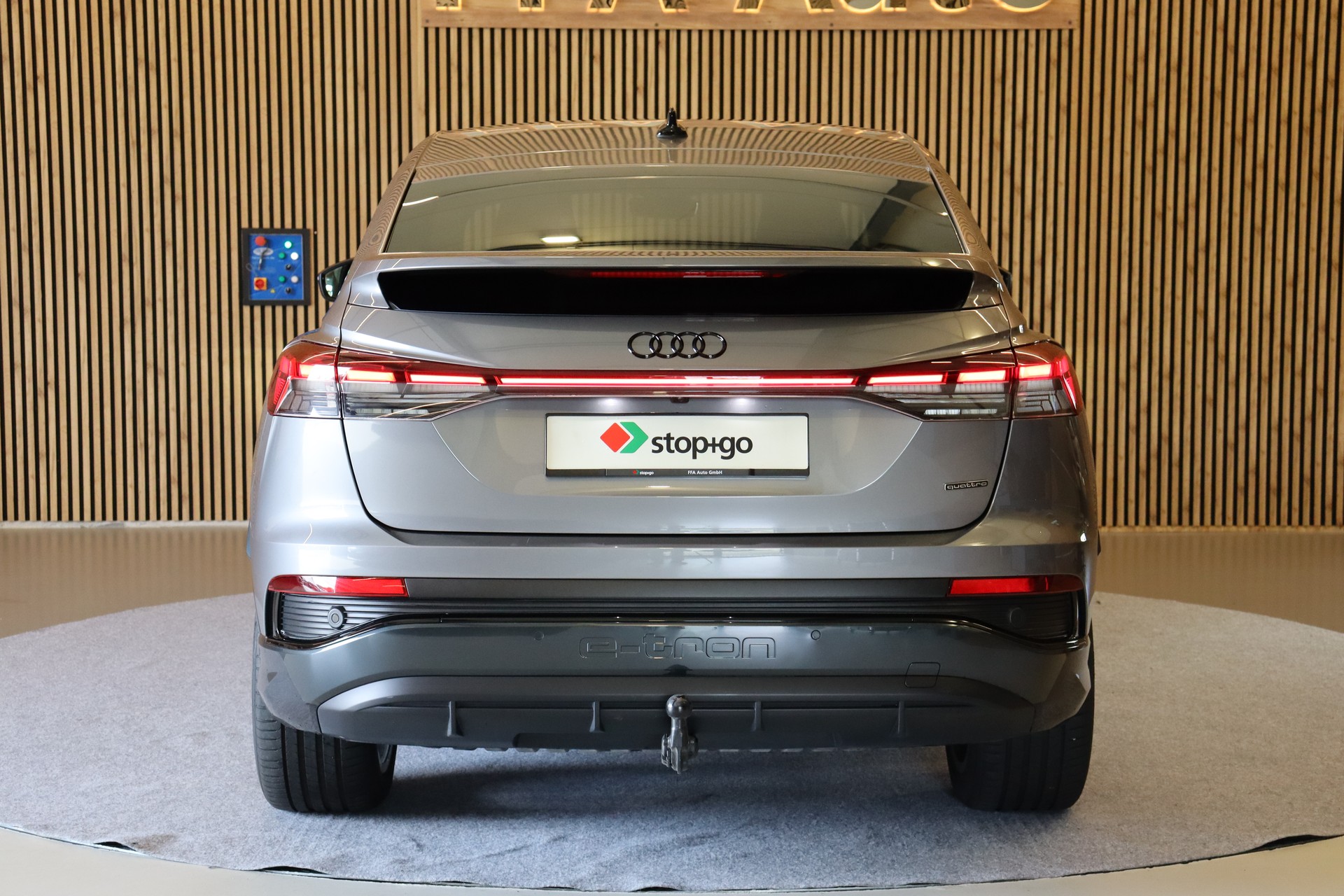 AUDI Q4 e-tron Sportback 45 quattro S Line-image-6
